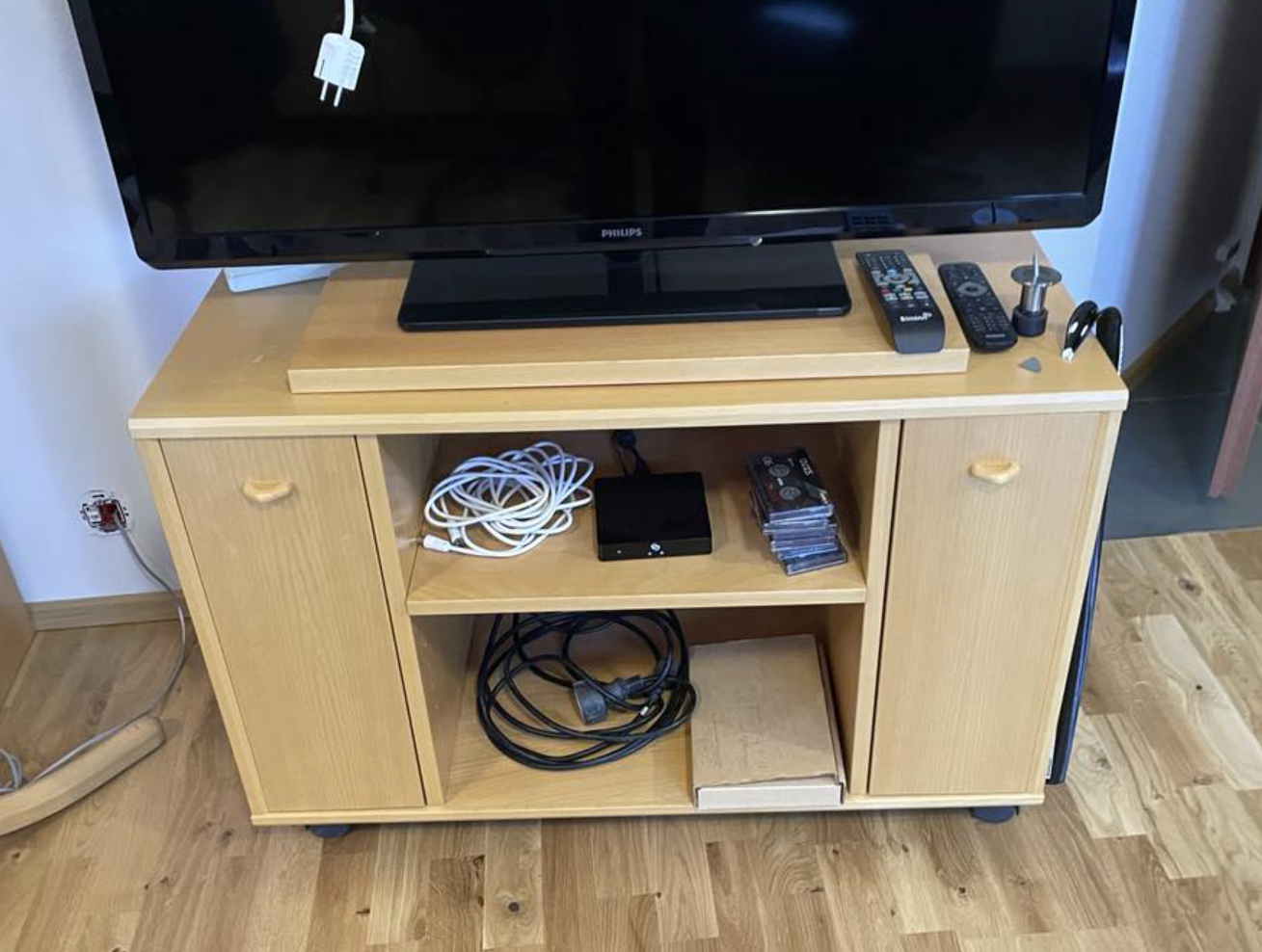 SELT / SOLD Sjónvarpsskenkur, B93 x H63 x D45 sm.