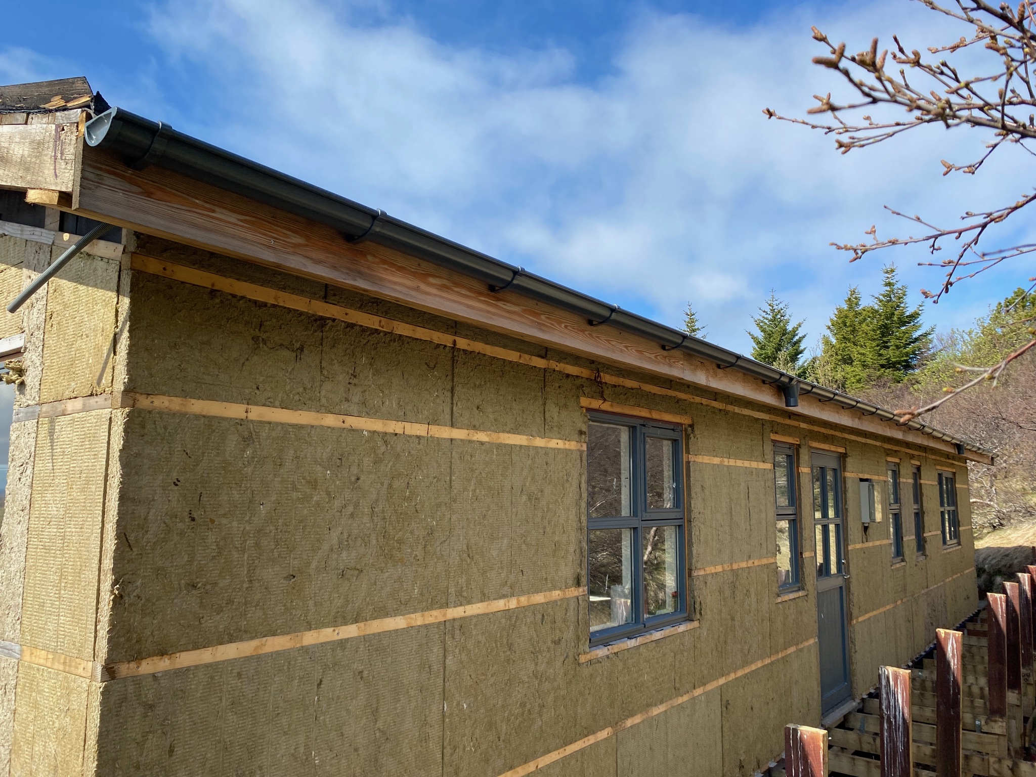 SELT / SOLD - Lindab þakrennur, niðurföll - 1 árs, 30m. 3