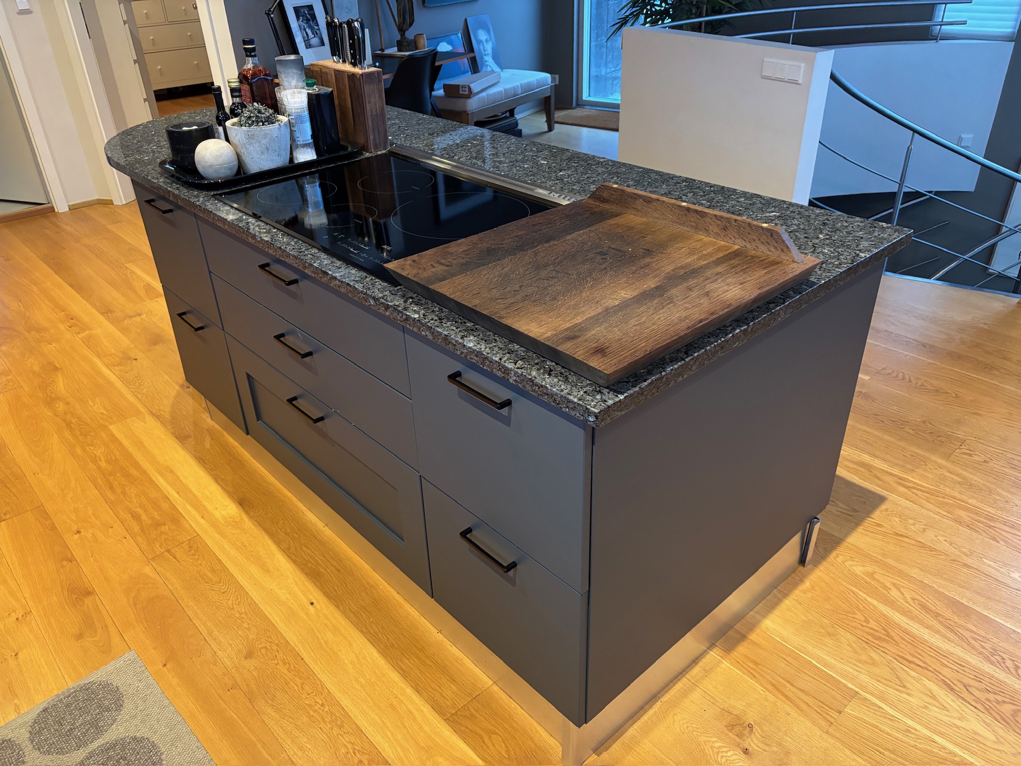 SELT / SOLD Eldhúsinnréttingmeð eyju, granítborðplötur - L613 x H216 x D60 3
