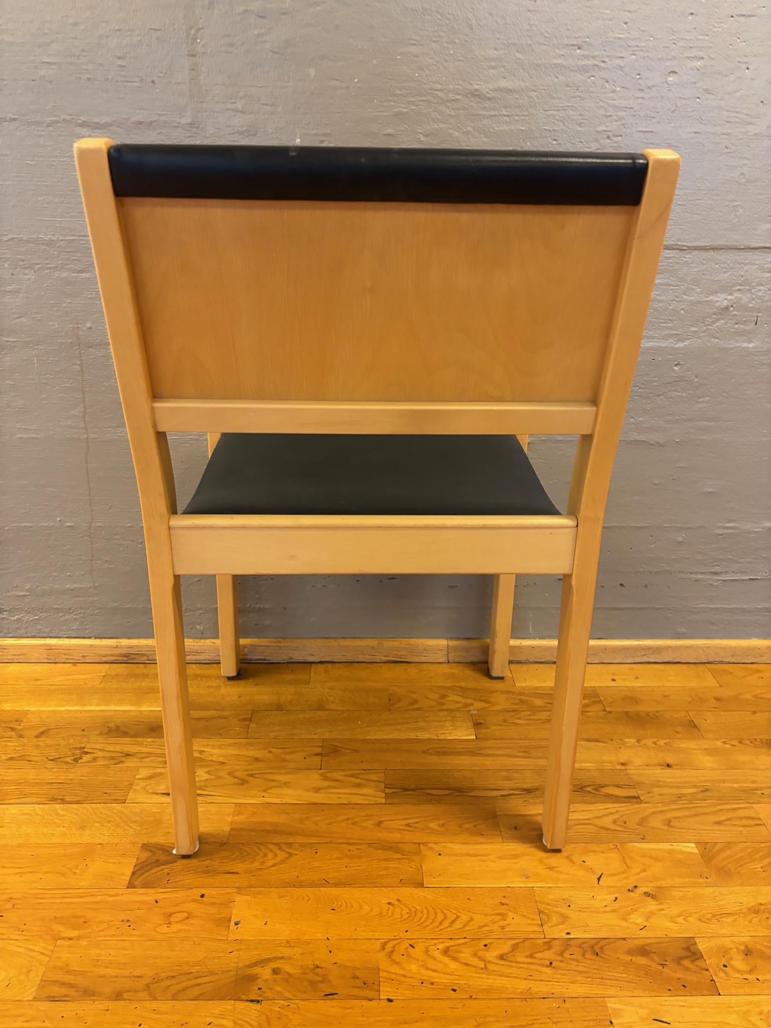 SELT / SOLD - Alvar Aalto stólar 611, birki - svartur - leður - Artek (26 stk.) 8