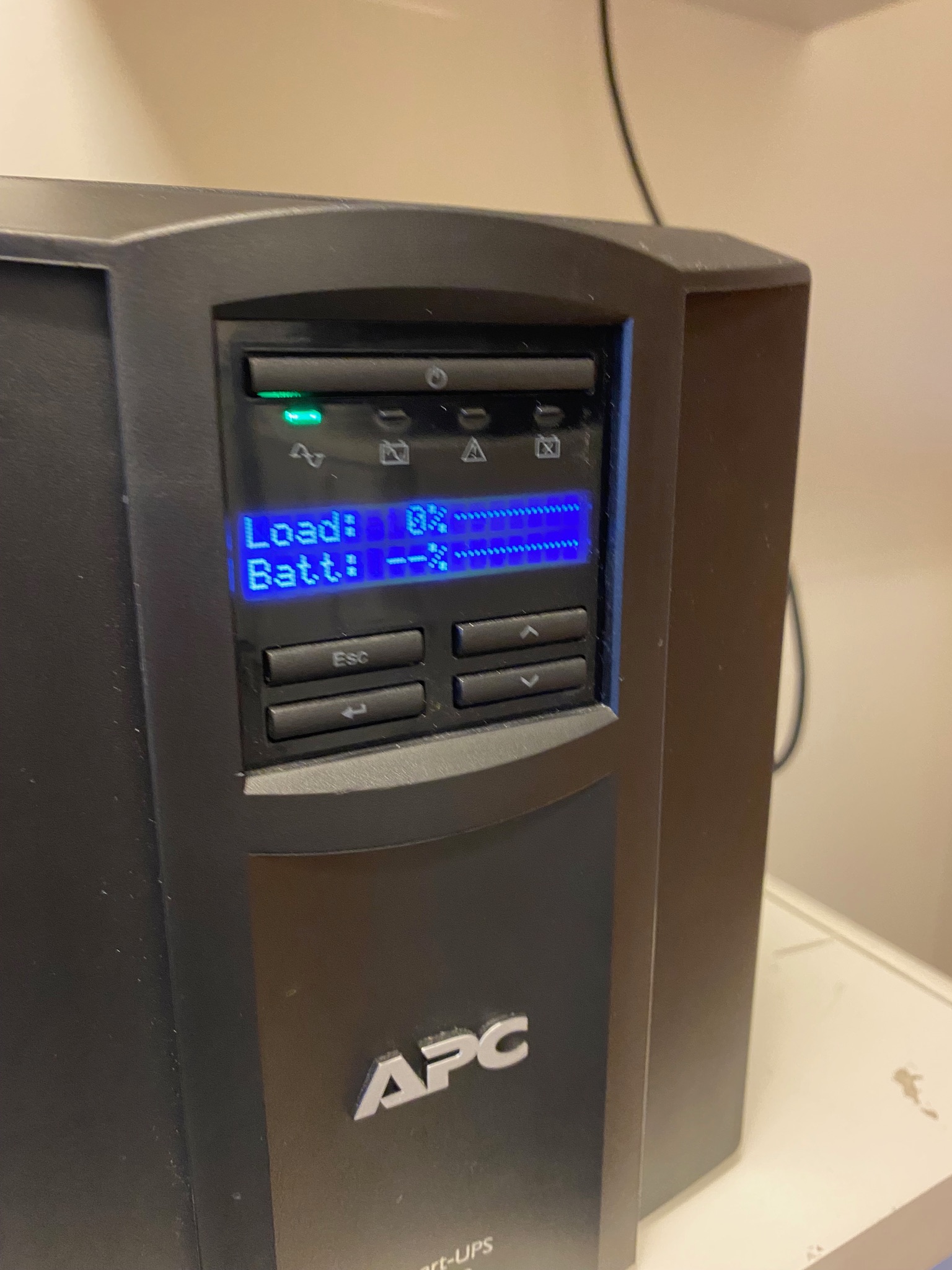 SELT / SOLD Tölvuskápur - serverskápur ásamt APC Smart-UPS 5