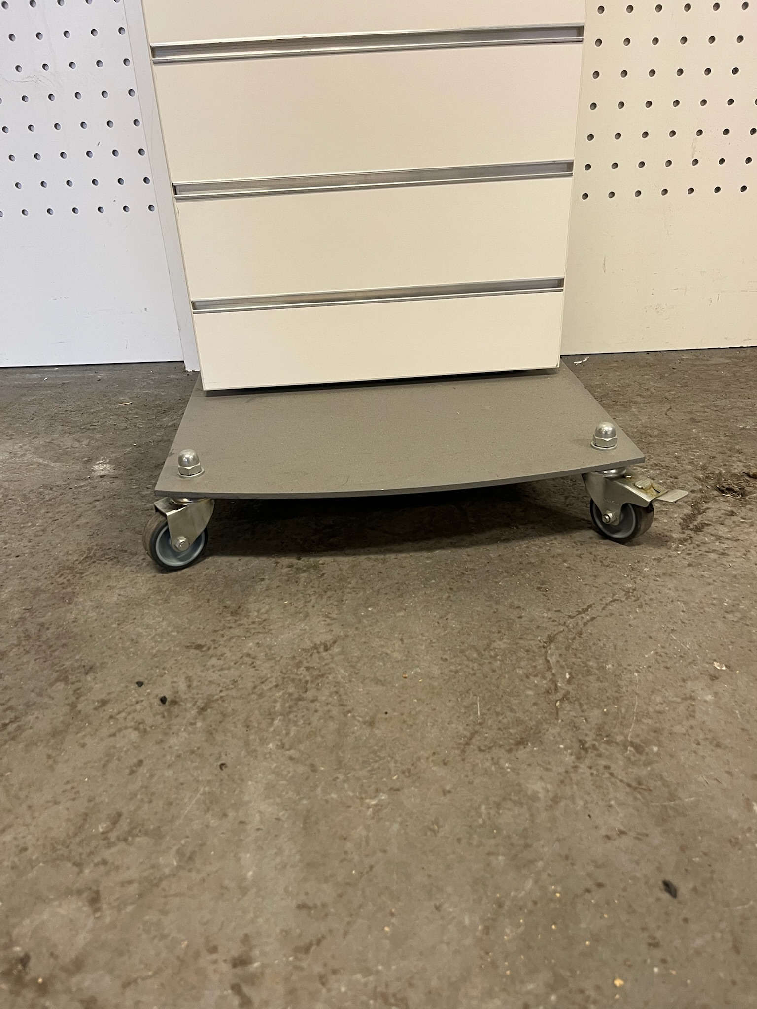 SELT / SOLD Panelstandur á hjólum 4