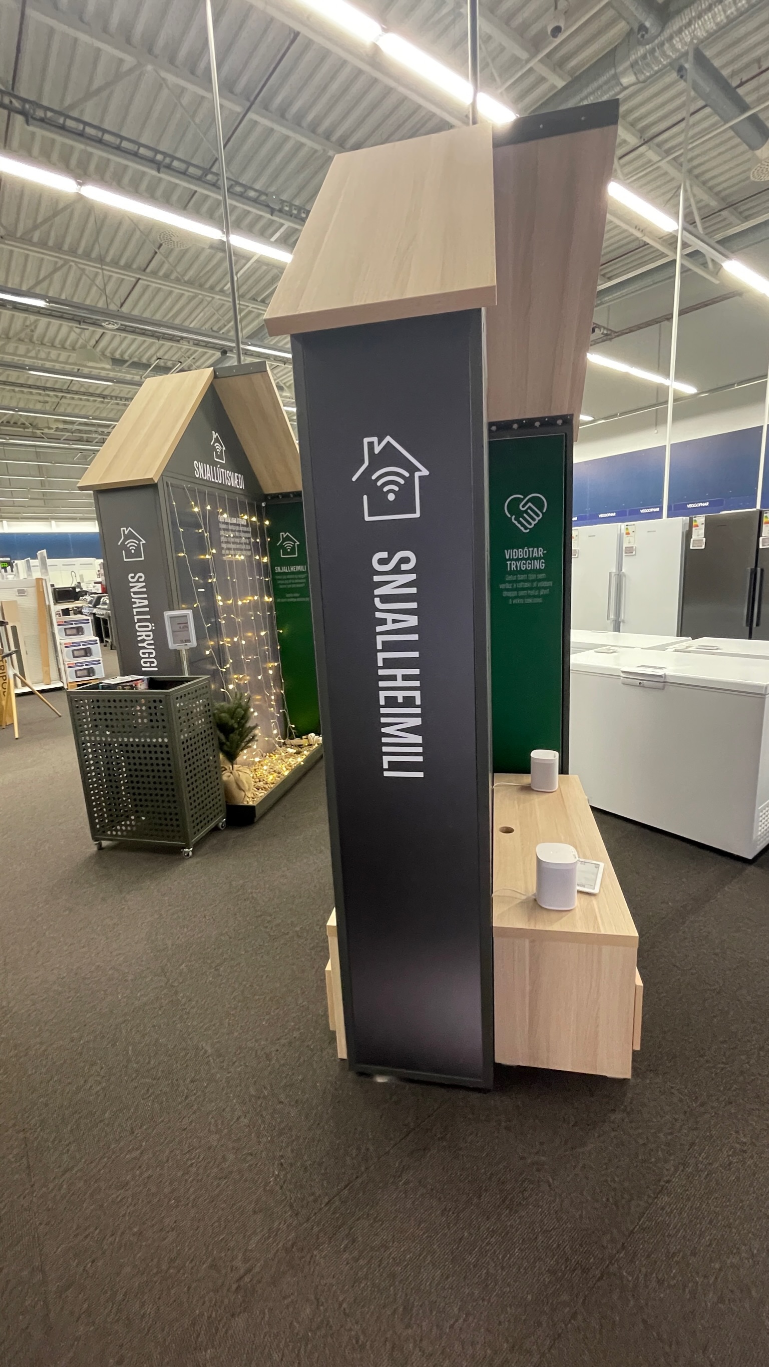 SELT / SOLD Sýningarstandur, vönduð sérsmíði, H283 x B145 x D44sm. (2 stk) 8