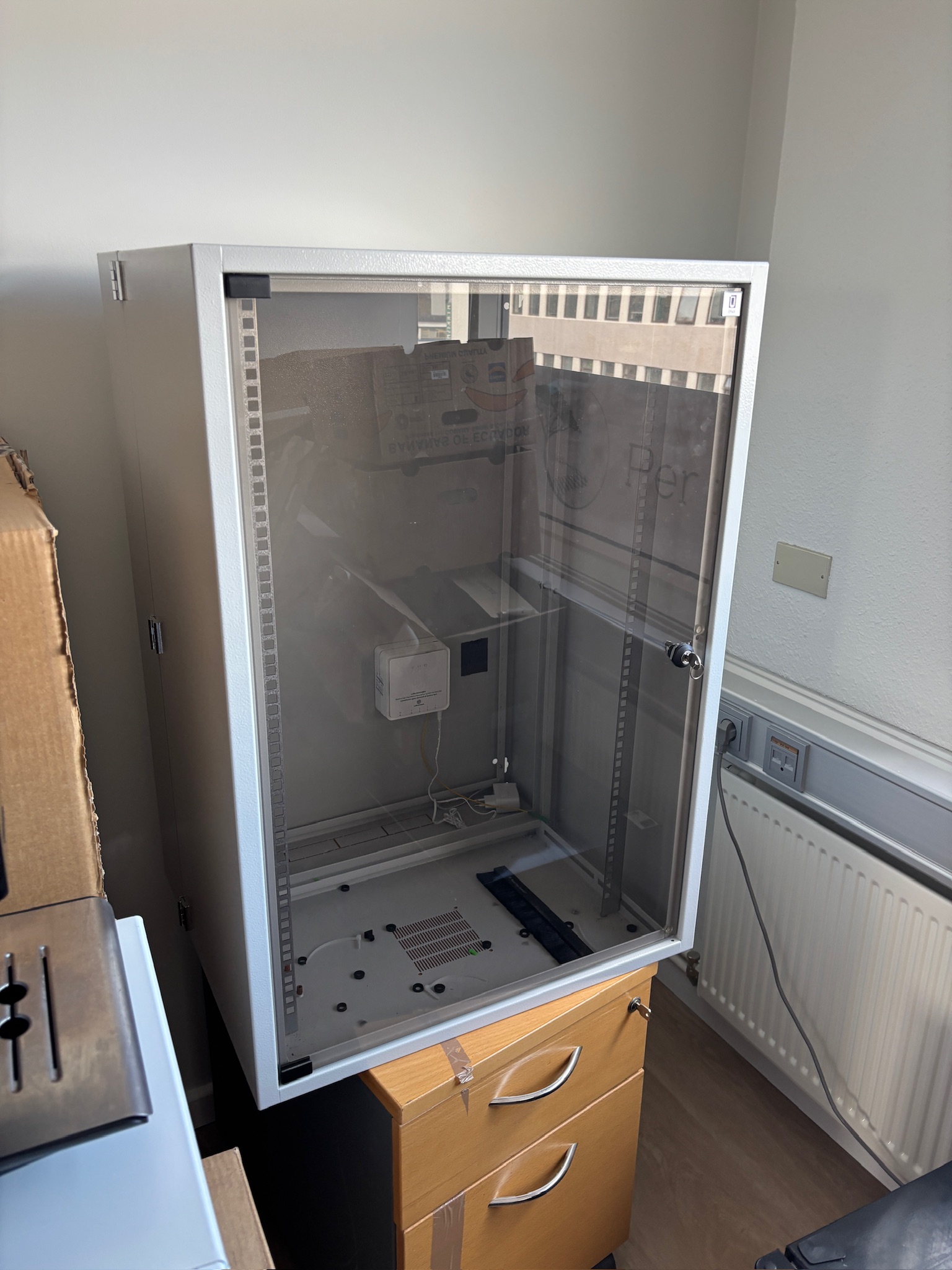 SELT / SOLD Tölvuskápur / serverskápur með lykli, H87xB60xD50sm.