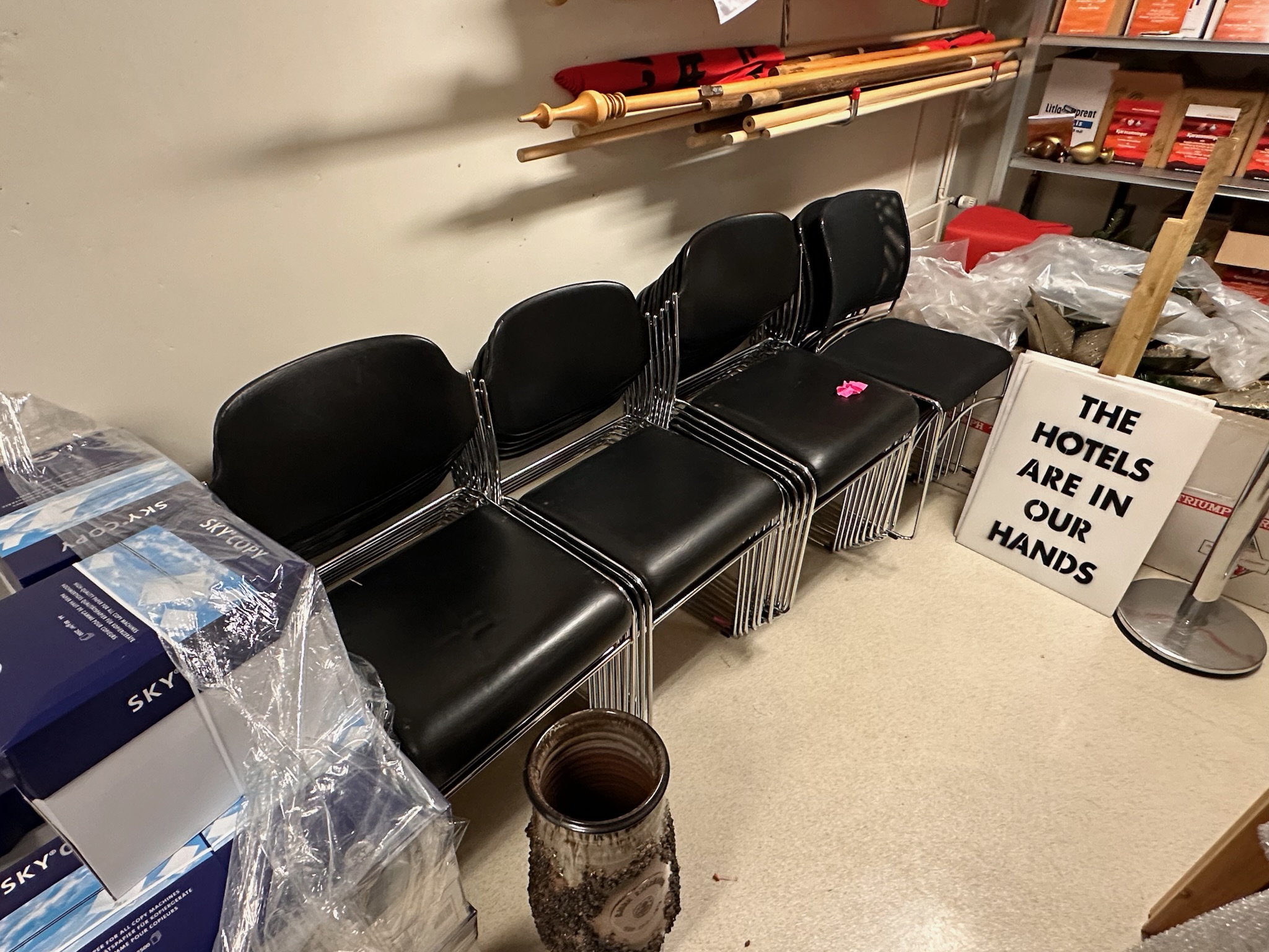 SELT / SOLD Leðurstólar svartir staflanlegir 4
