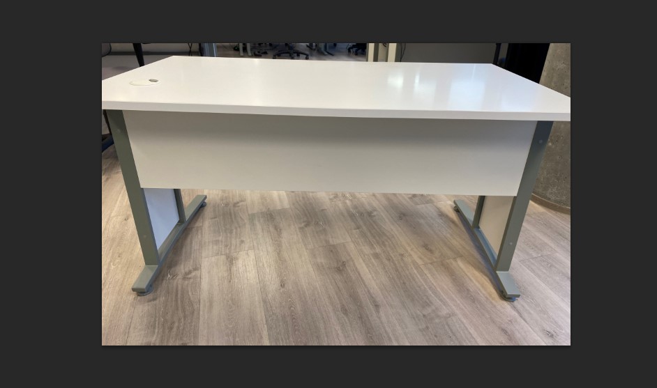 SELT / SOLD Flott skrifborð 5 stk