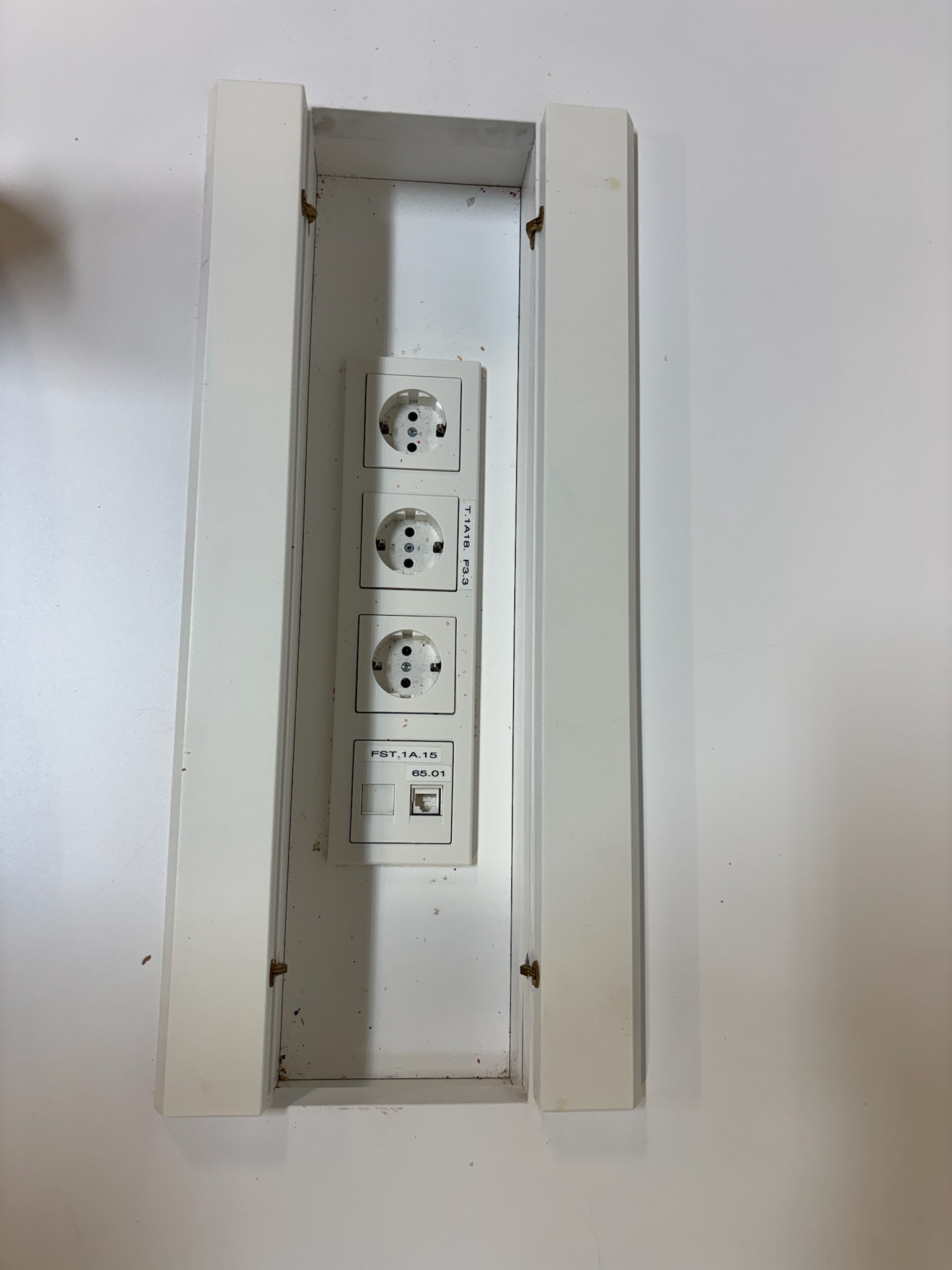 SELT / SOLD Vandað fundarborð með leiðsluloki, L220xB90sm. 4