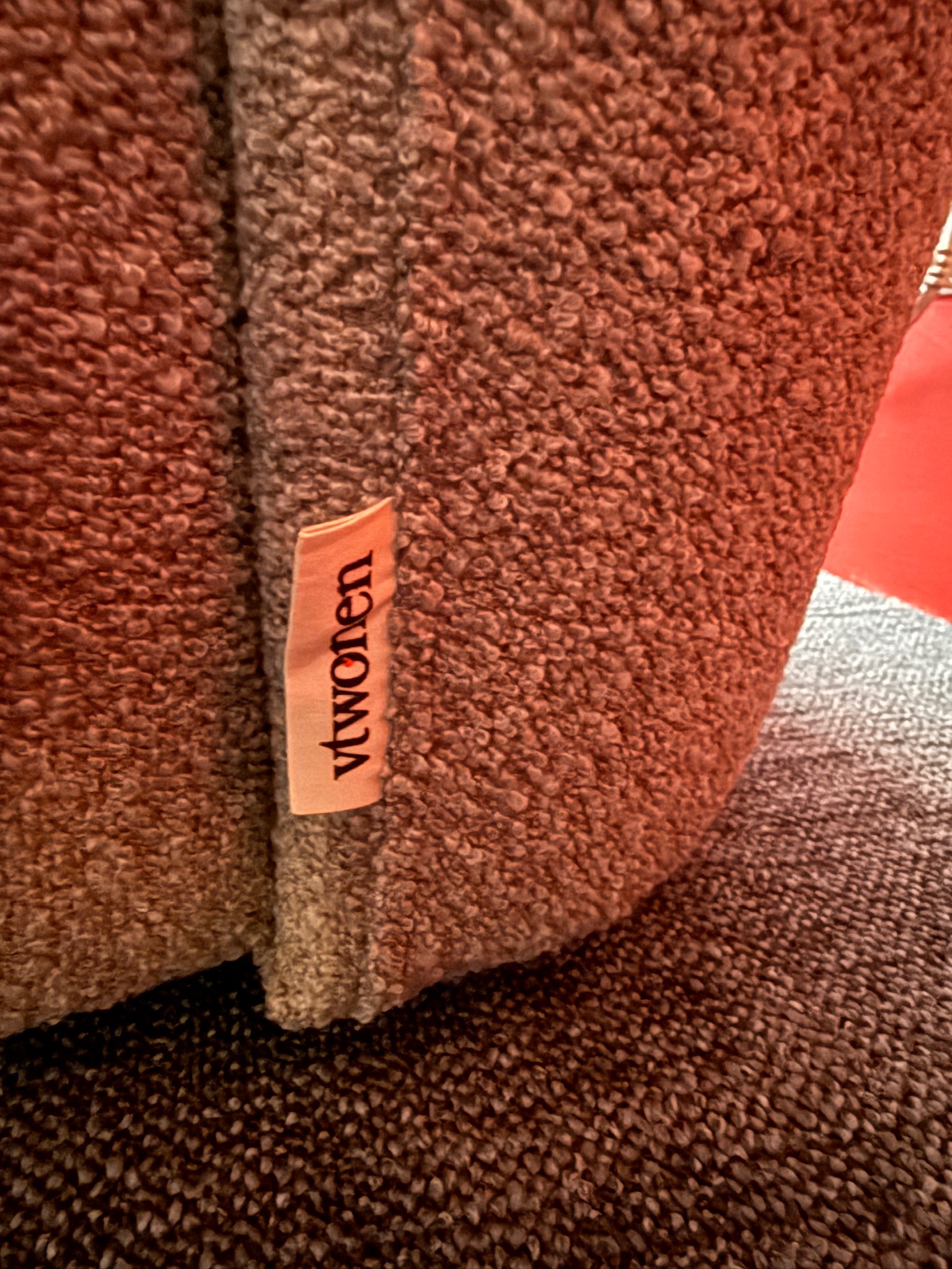 SELT / SOLD WOOOD lofty stóll boucle grár frá Tekk - PLAY 4