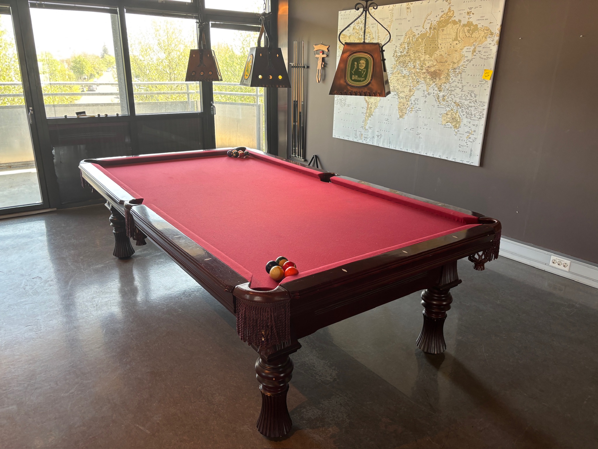 SELT / SOLD Dynamic poolborð, 9fet, kúlur, 5 kjuðar, kjuðastandur, 3 ljós 10