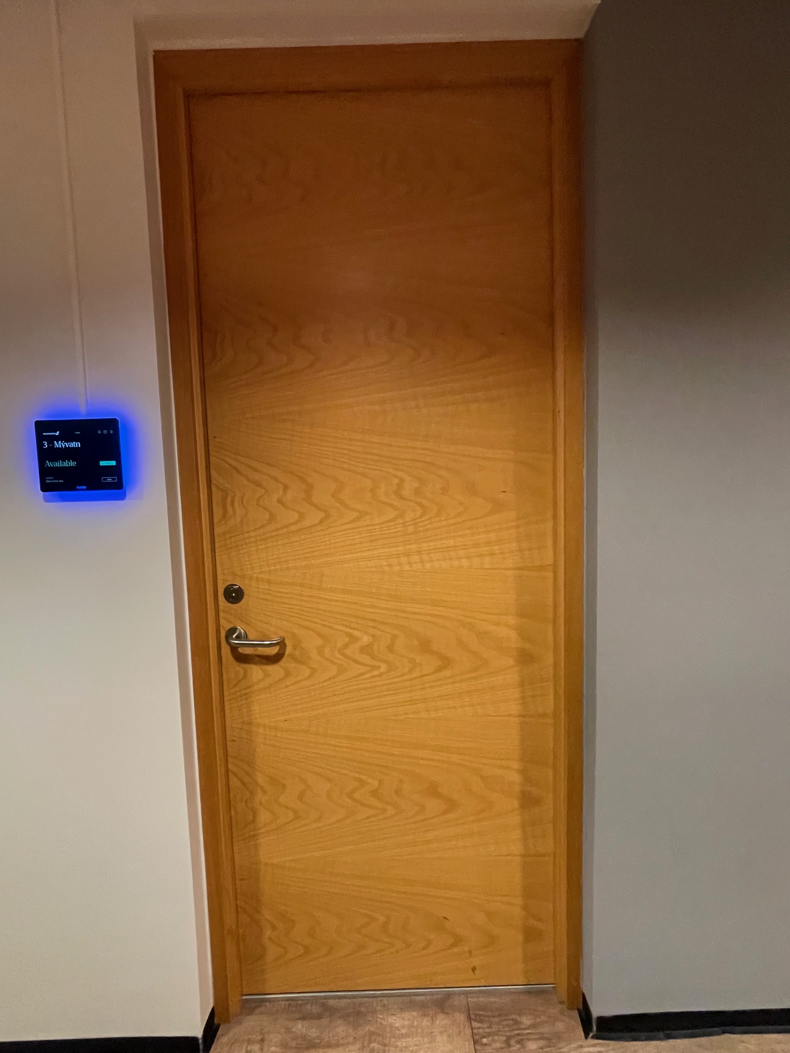 SELT / SOLD Yfirfelld, hljóðeinangrandi viðarhurð í ramma, H237xB96 sm