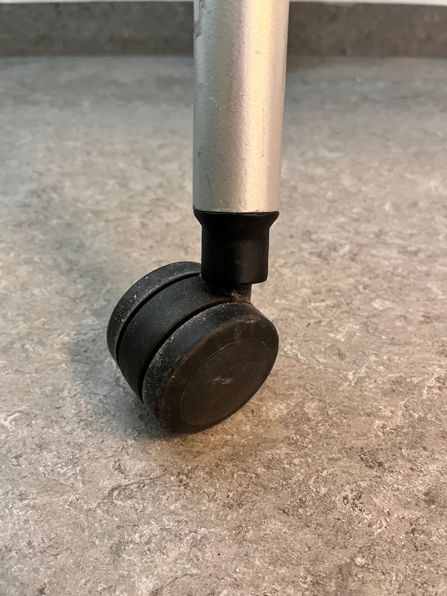 SELT / SOLD Vandaður fundarstóll með fellisetu frá Innx (5 stk.) 8