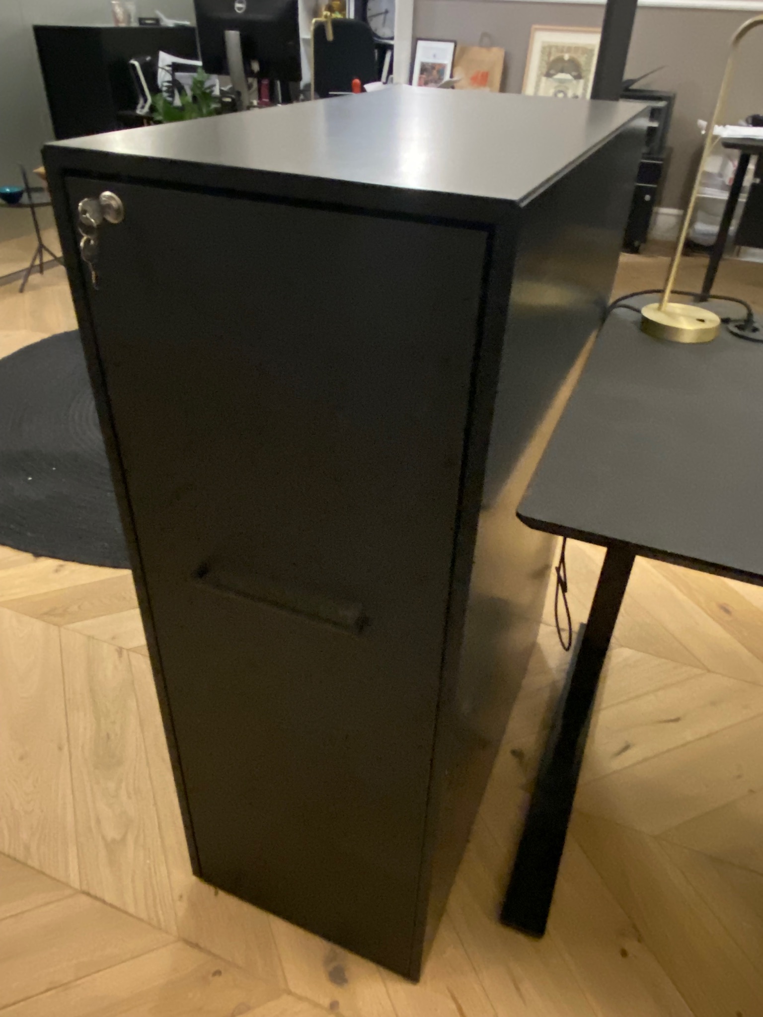 SELT / SOLD Turnskápar svartir m/læsingu (1 stk.) 2