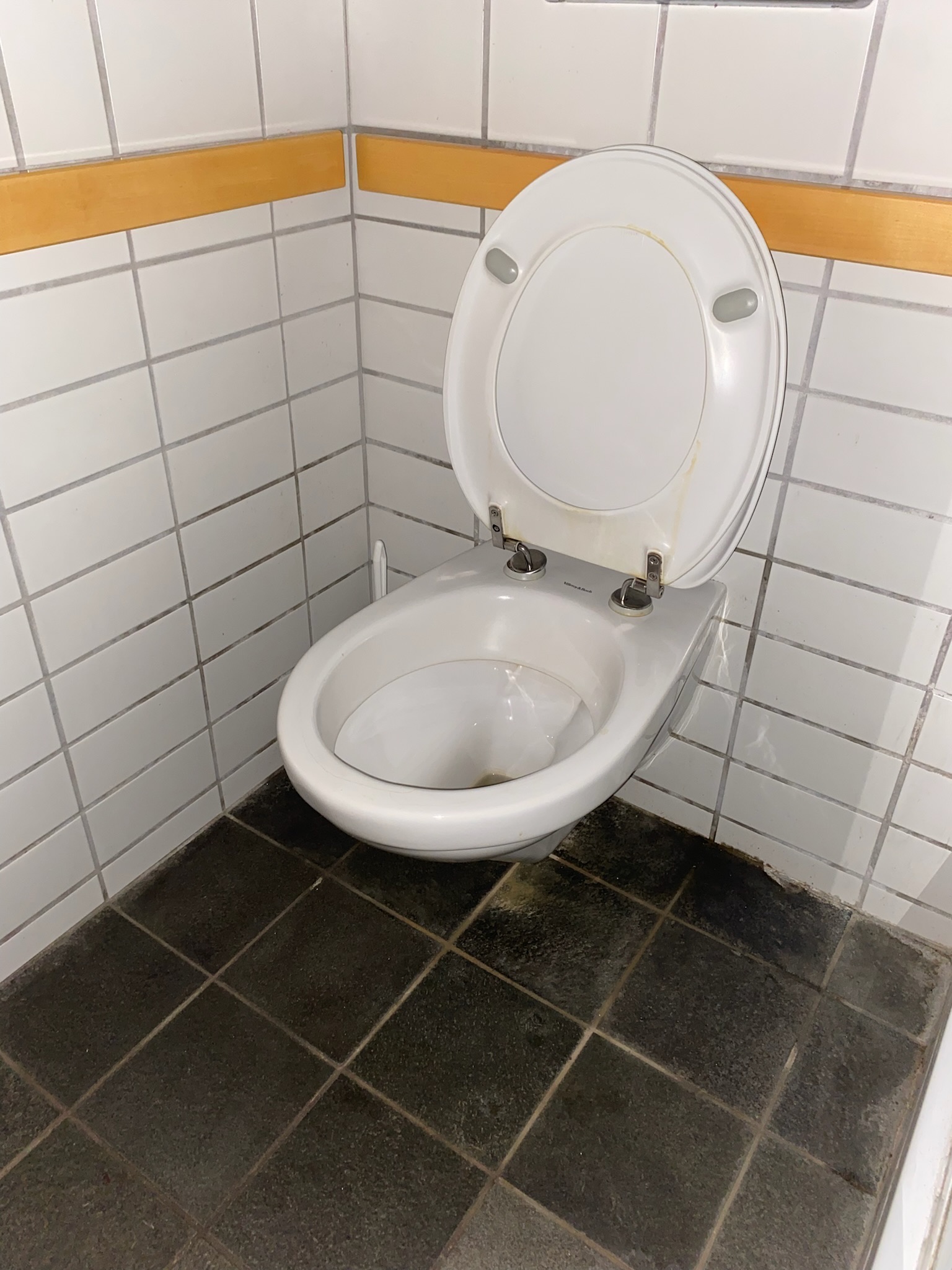 SELT/SOLD WC / vegghengt salerni, kassi og takkar (13 stk.) 3