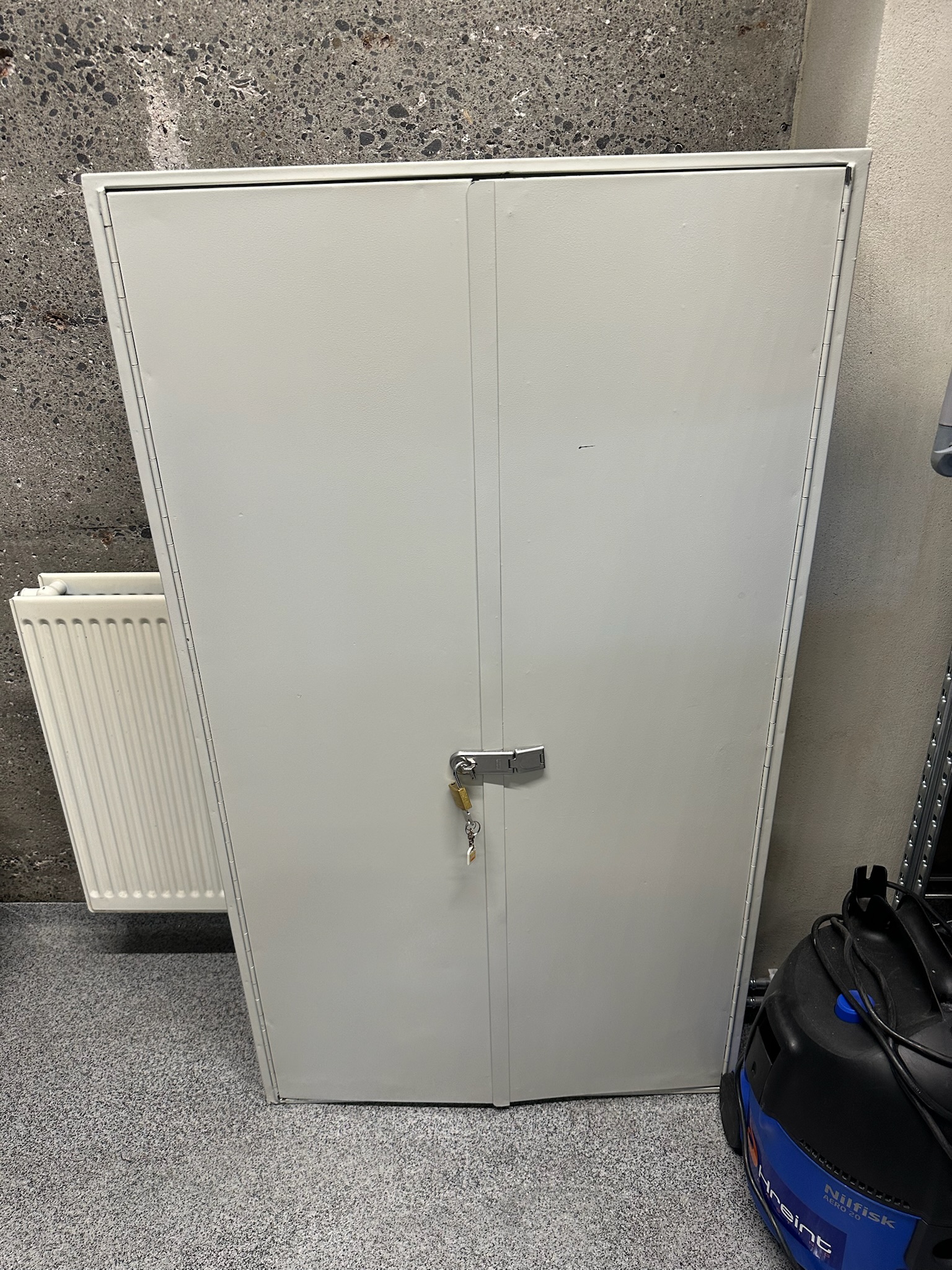 SELT / SOLD Lyklaskápur, 480 krókar, H130xB73sm. 3
