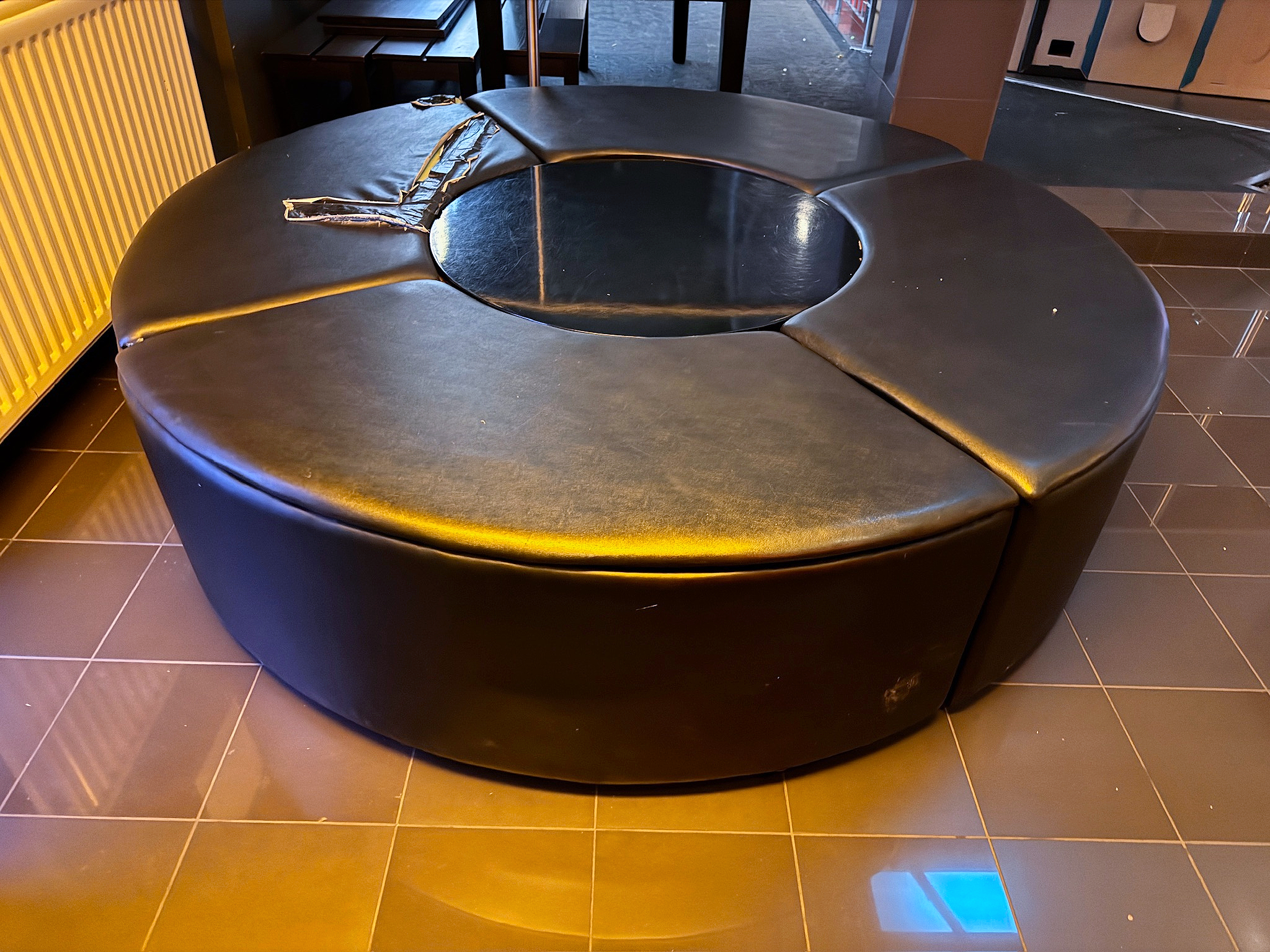 SELT / SOLD Hringlaga pleðurbekkur - Sambíóin Álfabakka 3