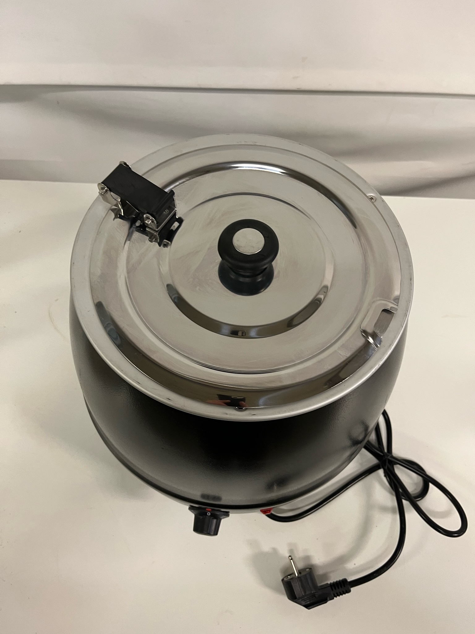 SELT / SOLD - Súpupottur 8L 3