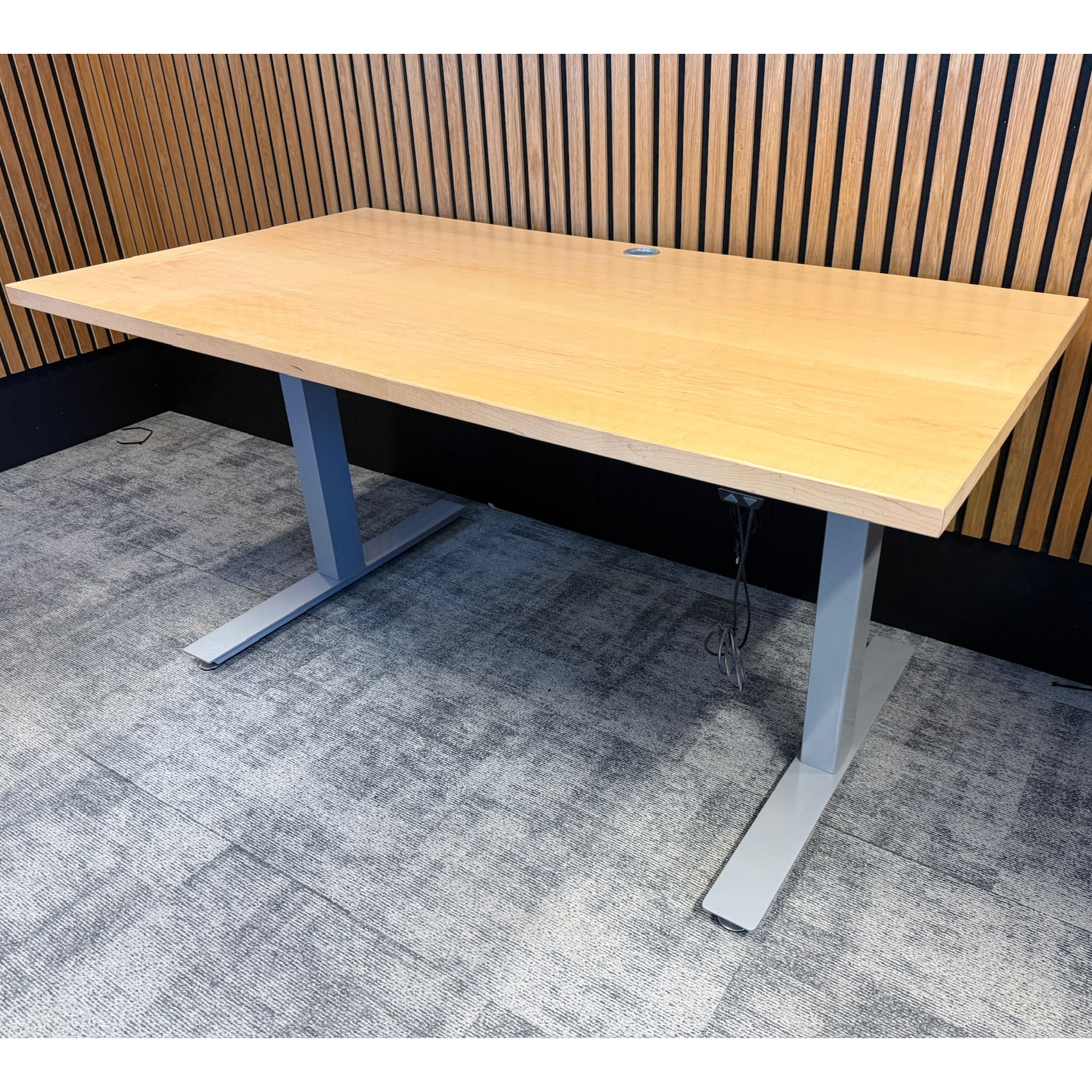 Cube Design rafmagnsborð frá A4 m.kaplarennu og fjöltengi, B150xD80sm. (114 stk)