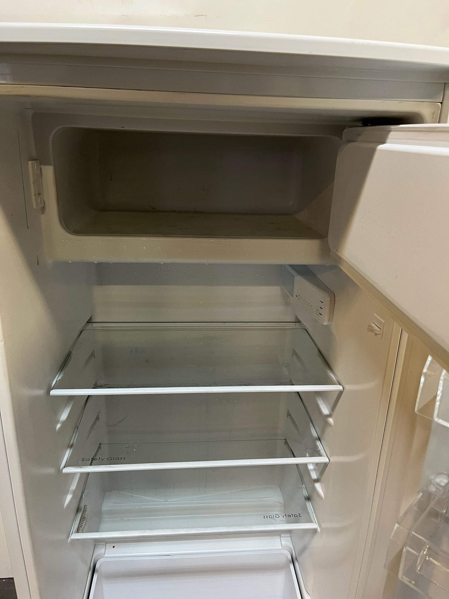 SELT / SOLD Matsui MTR122W1E ísskápur með frystihólfi 5