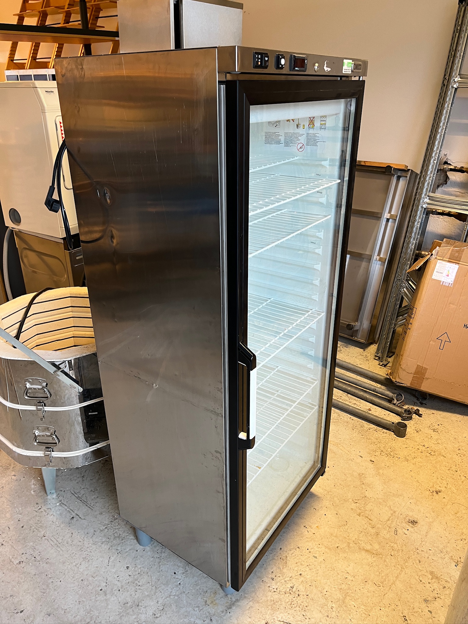 SELT / SOLD - Zanussi kæliskápur með glerhurð - 400 L 2