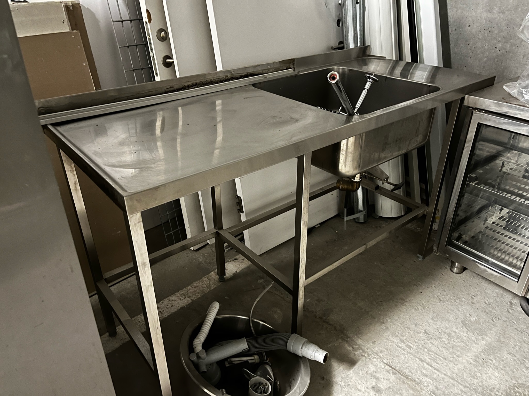 SELT / SOLD - Nicro stálvaskur með blöndunartæki h91xd65x160 2