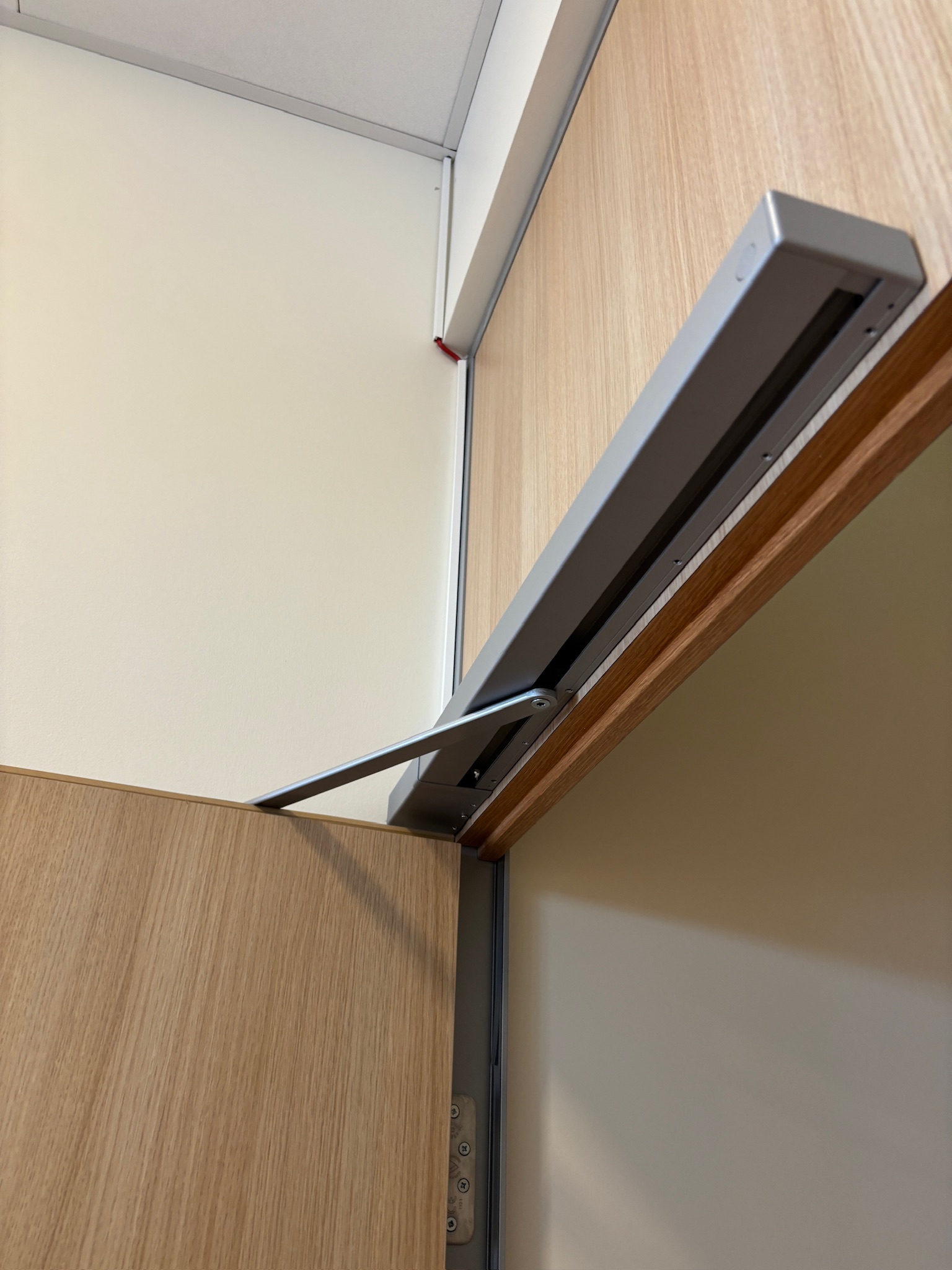 SELT / SOLD Hljóðvistarhurð og gler í ramma, H275xB156sm. 3