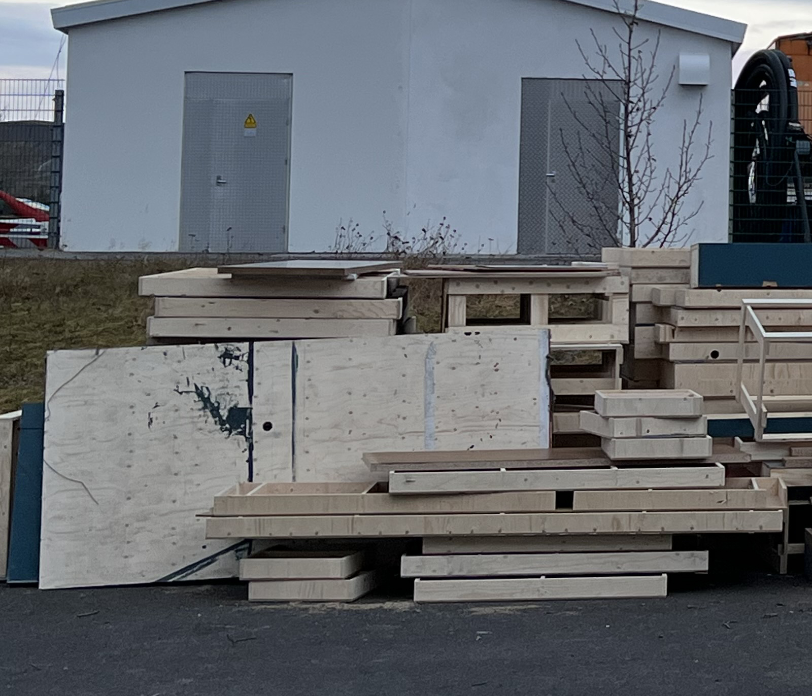 SELT / SOLD - Milliveggir -MDF - 40-50 stk.