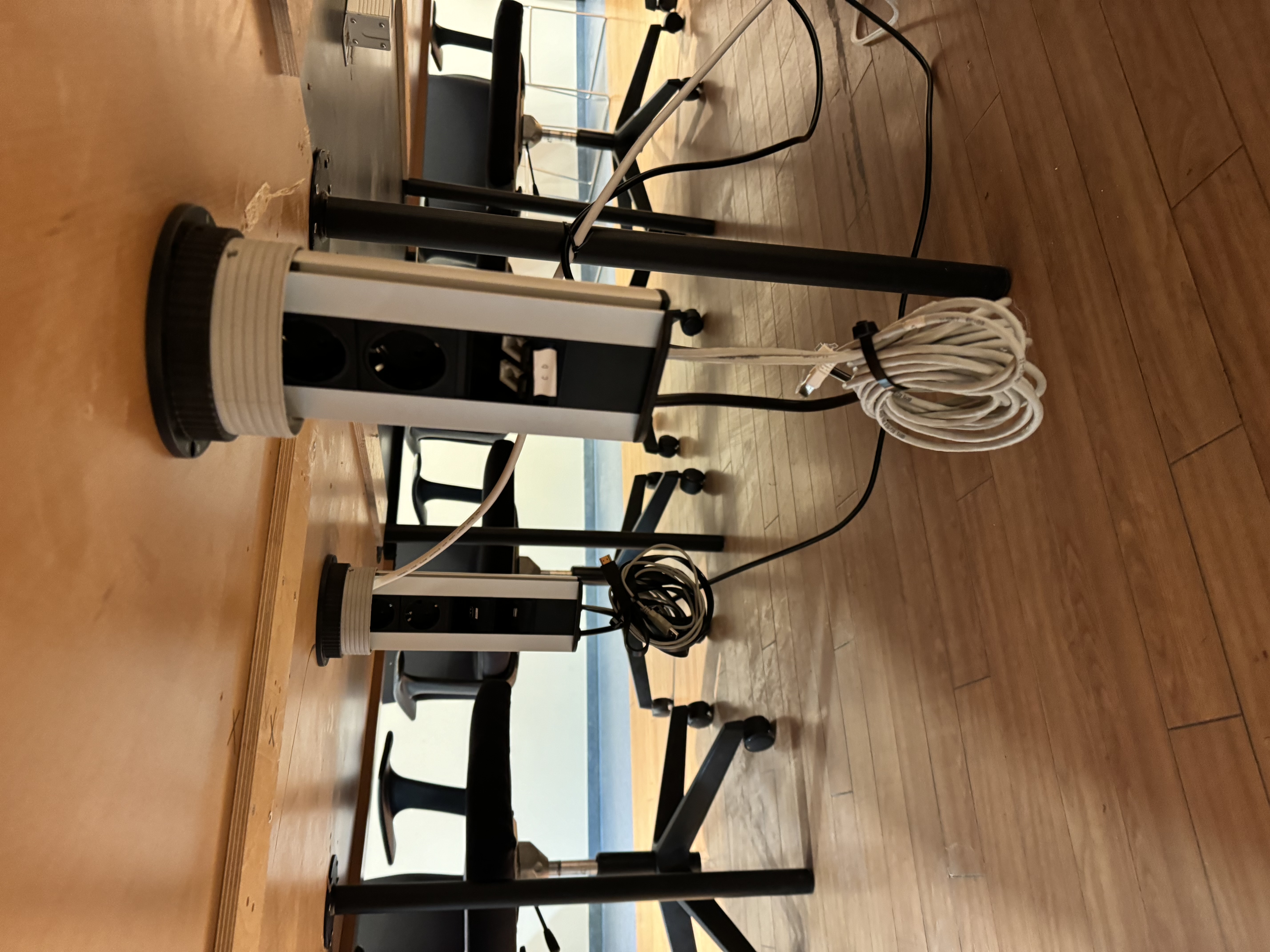 SELT / SOLD Fundarborð m.tenglagötum - L340 x D260 sm 10-8 manna 4