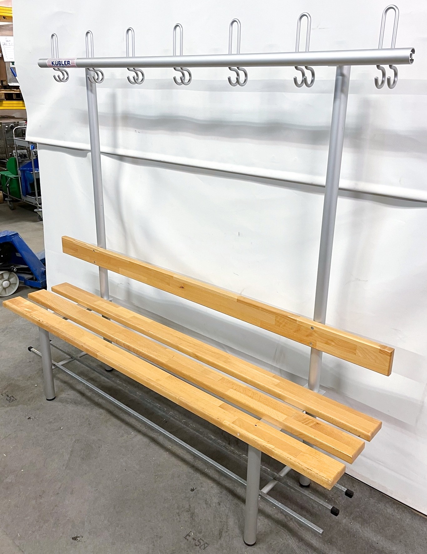 SELT / SOLD Fatahengi með bekk - Mál: B180 x H170 x D40 sm. - (2 stk.)
