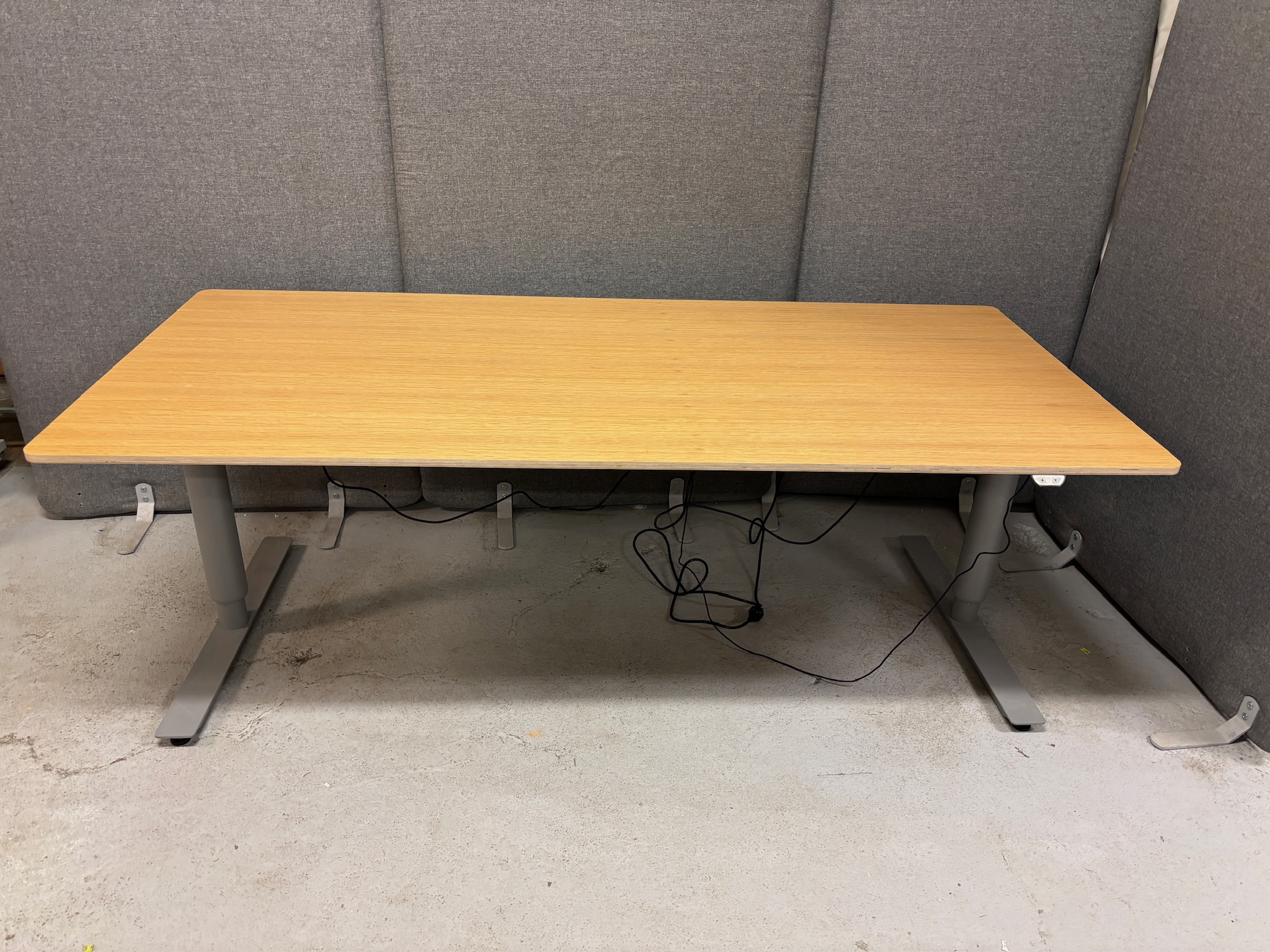 SELT / SOLD Muuto rafmagnsborð, eik, B190 x D85 sm. 2