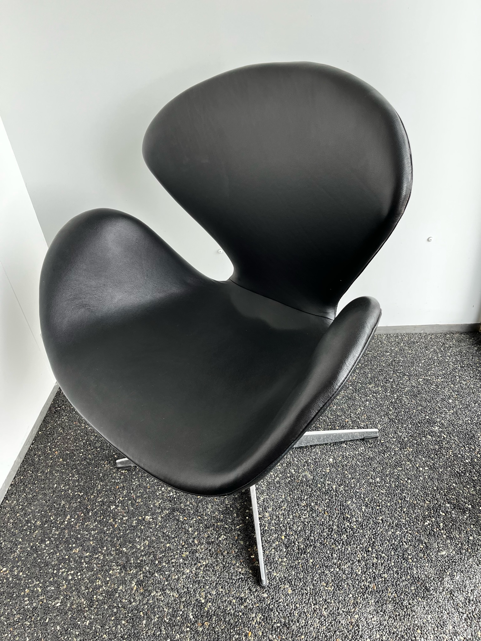 SELT / SOLD Flottur leðurstóll (2 stk.) 2