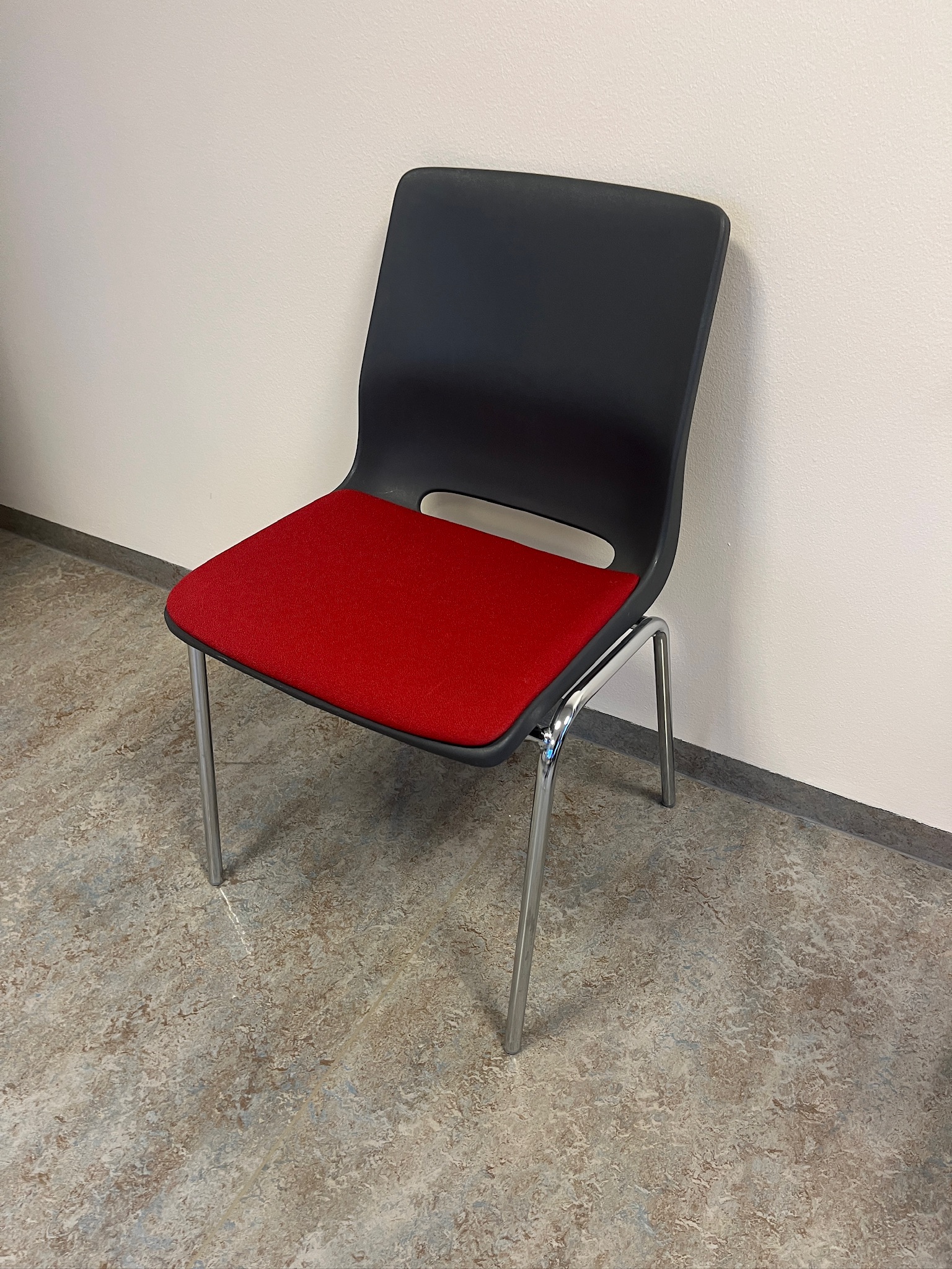 SELT / SOLD Sterkbyggðir fundarstólar með tausetu - staflanlegir