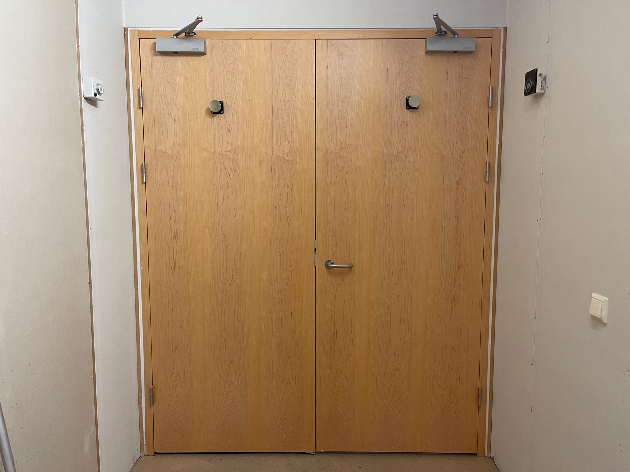 SELT / SOLD - Tvöföld viðarhurð - 2 stk. (H216 x B179 sm.) - 3