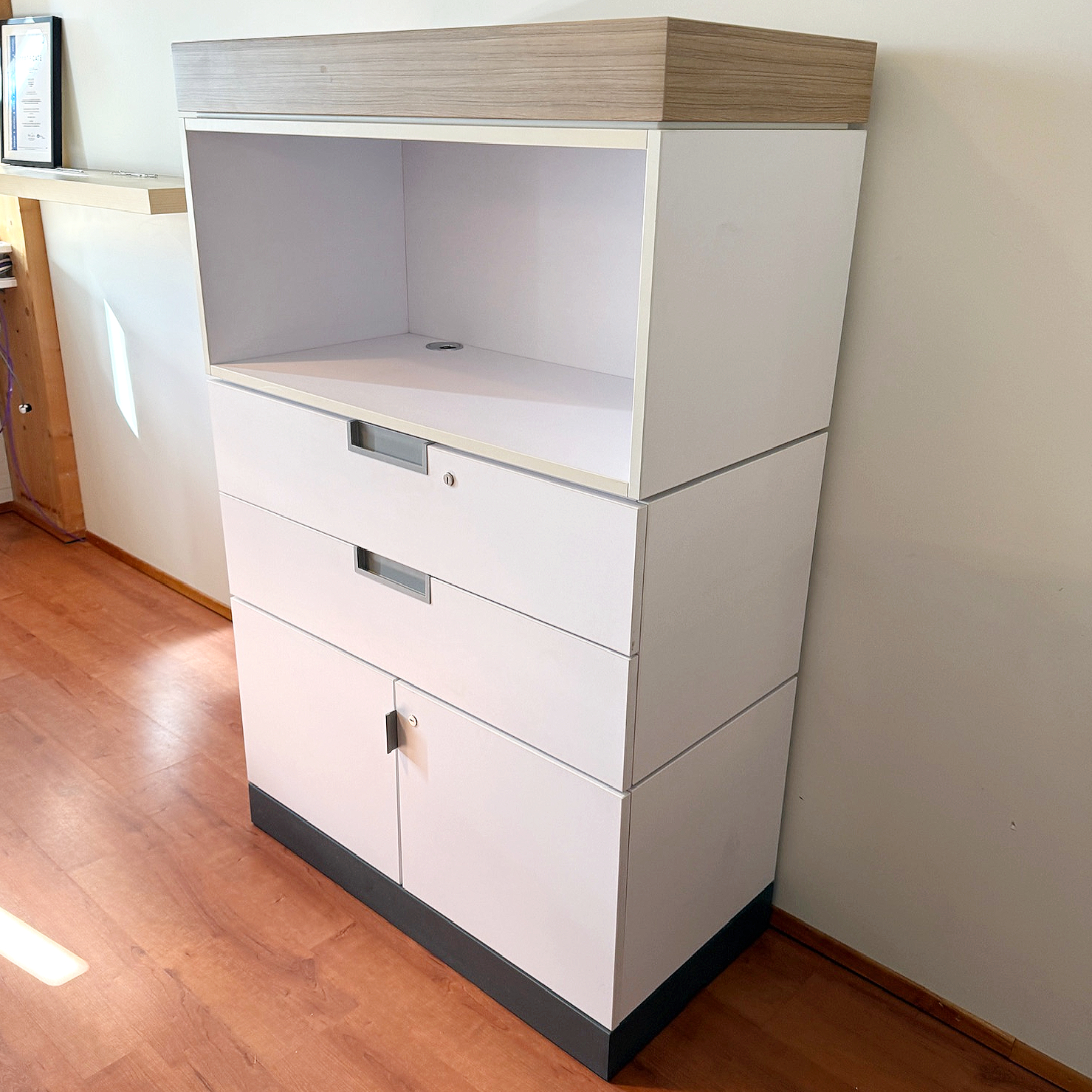 Techo Royal Ahrend skápur, H140xB90sm.