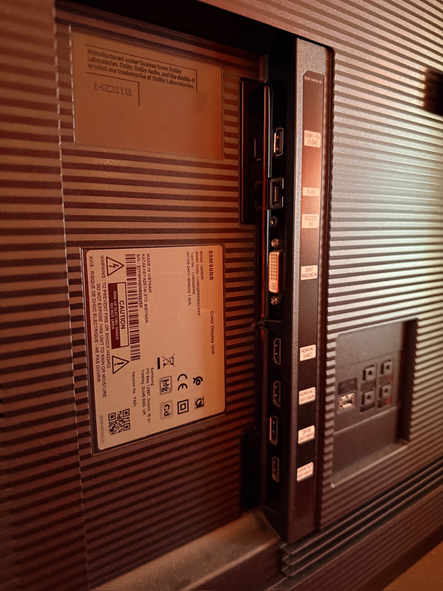 SELT / SOLD Samsung 65'' upplýsingaskjár á Peerless-AV færanlegum standi - PLAY 7