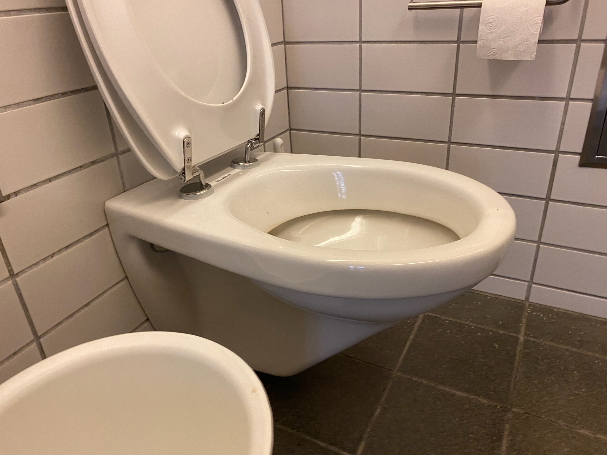 SELT/SOLD WC / vegghengt salerni, kassi og takkar (13 stk.) 7