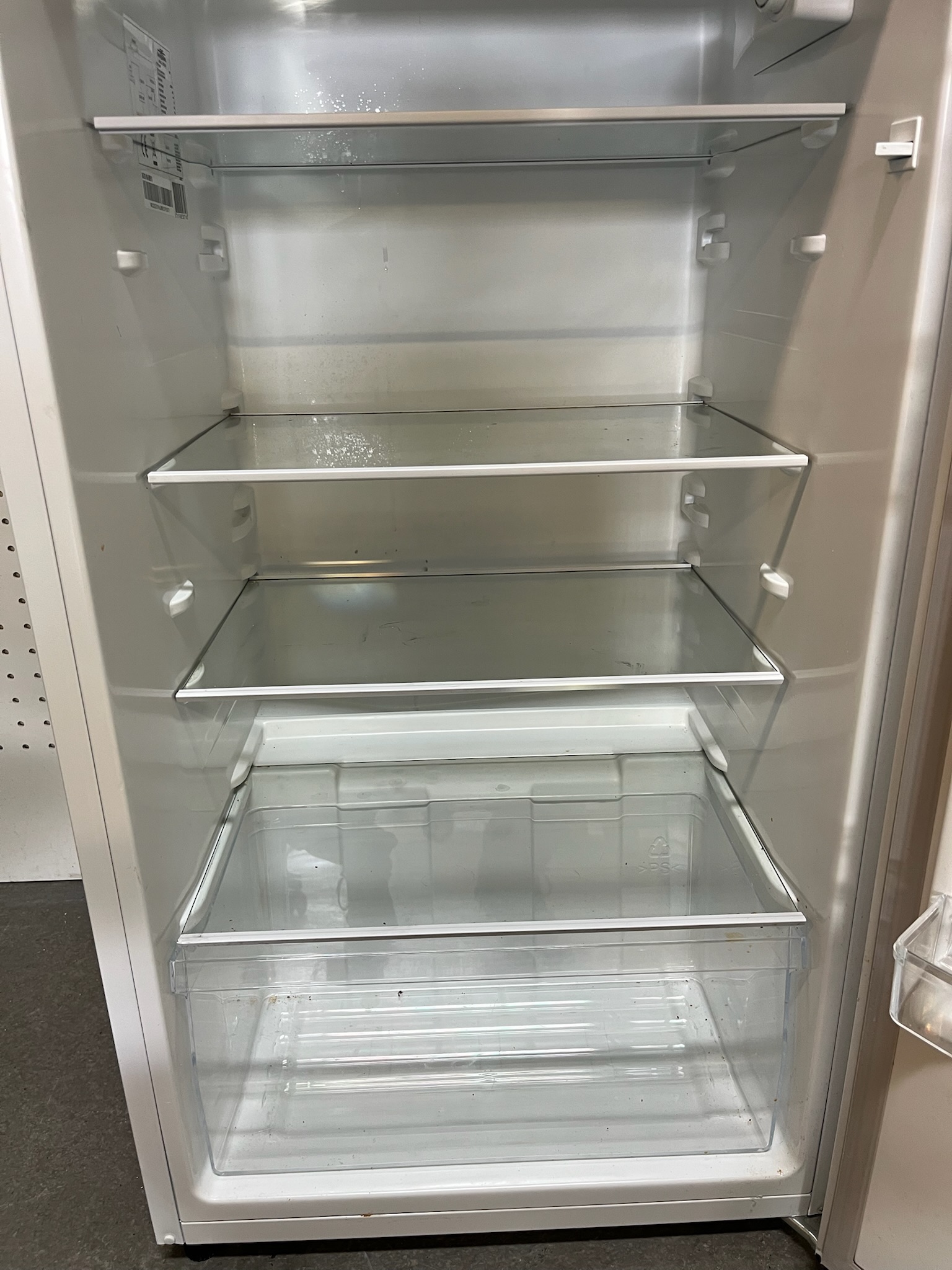 SELT / SOLD Everglades kæliskápur með frysti – model EVTD312 4