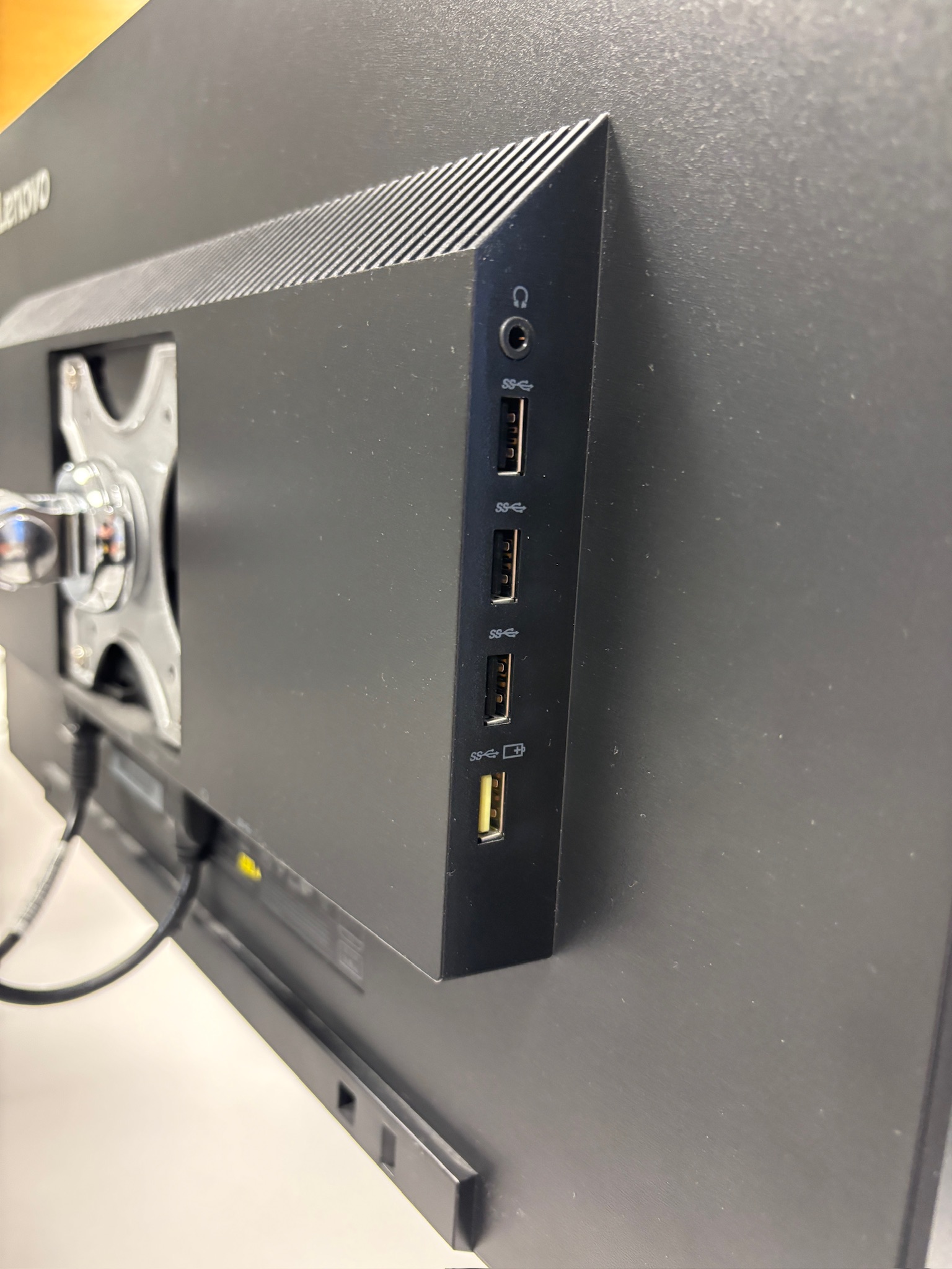 SELT / SOLD Lenovo ThinkVision tölvuskjáir á Roline armi, 23,8'' um 50 stk. 8