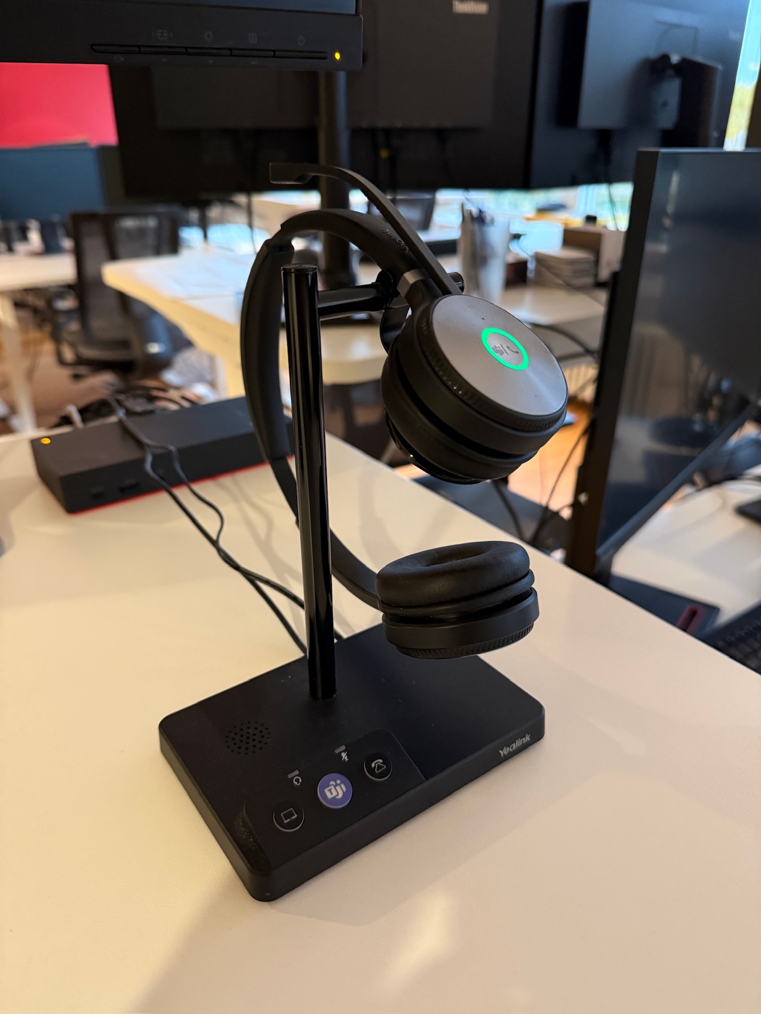 SELT / SOLD Yealink þráðlaust heyrnartól með hleðslustöð - PLAY 4