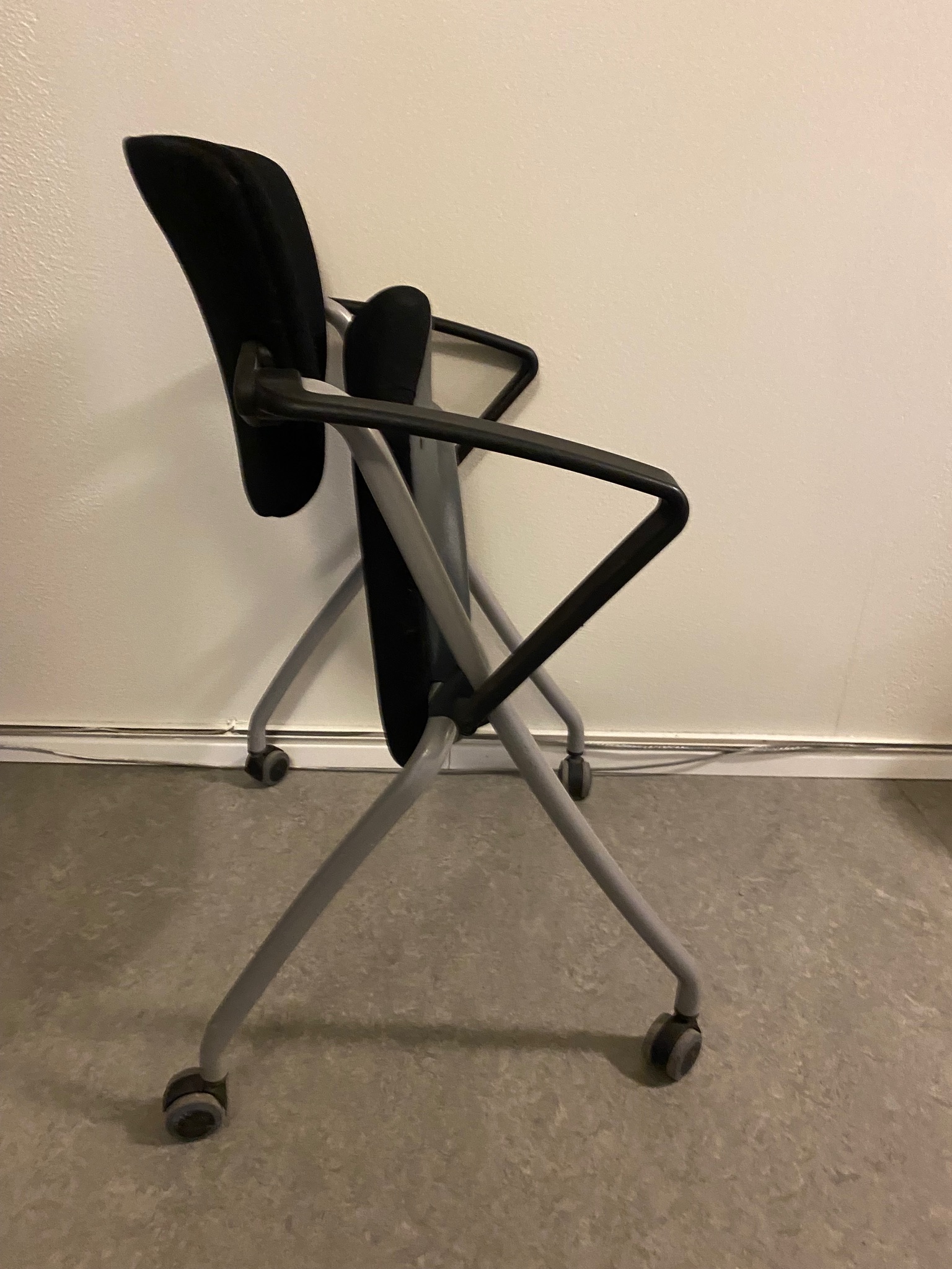 SELT / SOLD Fundarstóll með fellisetu frá Innx 8