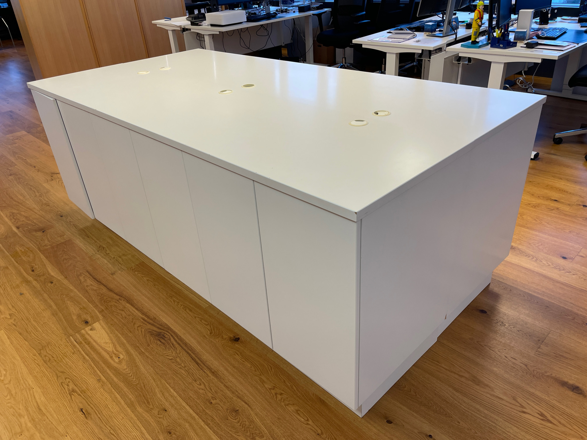 Selt/Endurnýtt-Skápa & sýningareyja 240x120 H90 m.dokkugötum 2