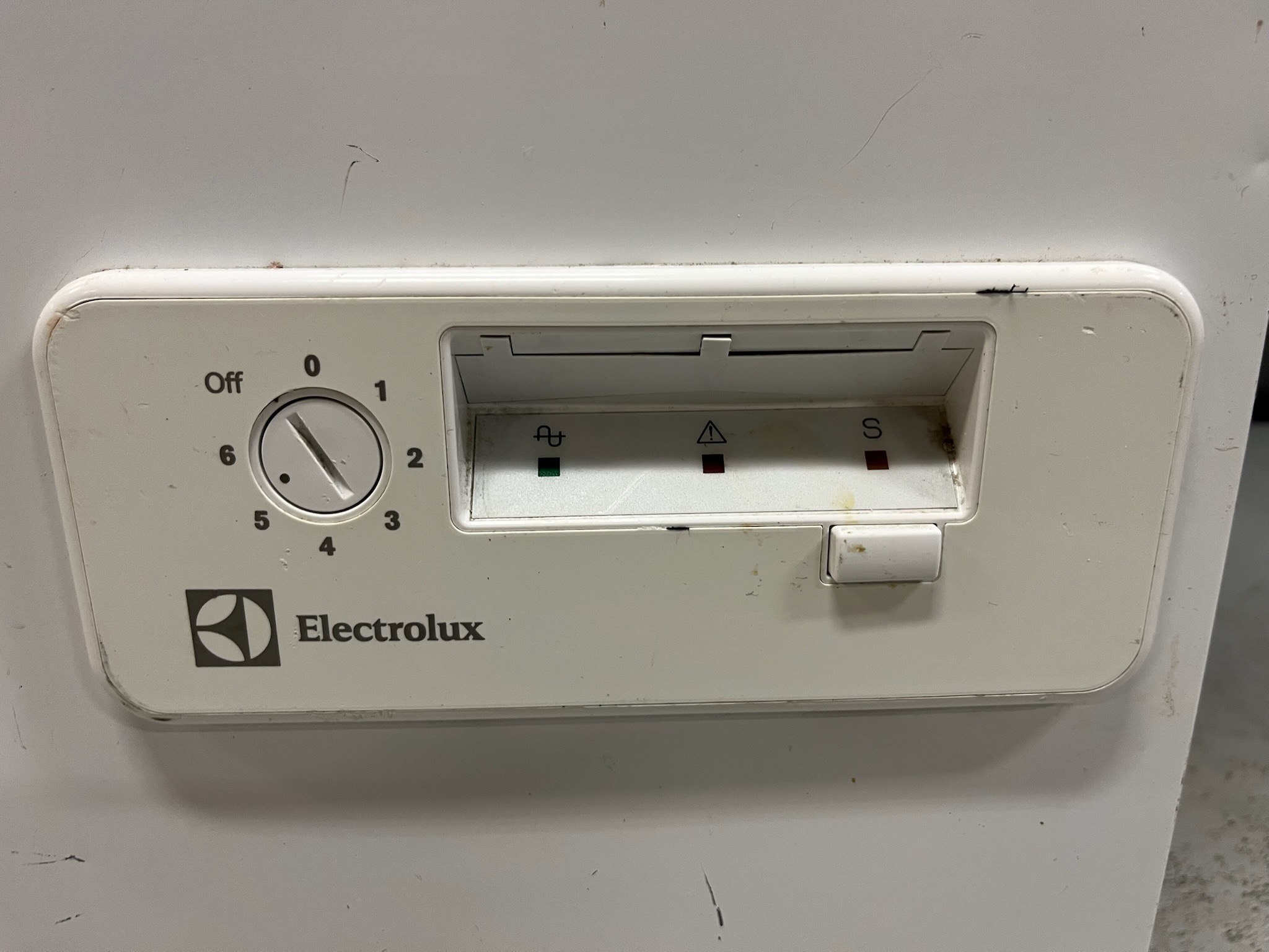 SELT / SOLD Electrolux frystikista, B95 x D62 x H87 sm. 3