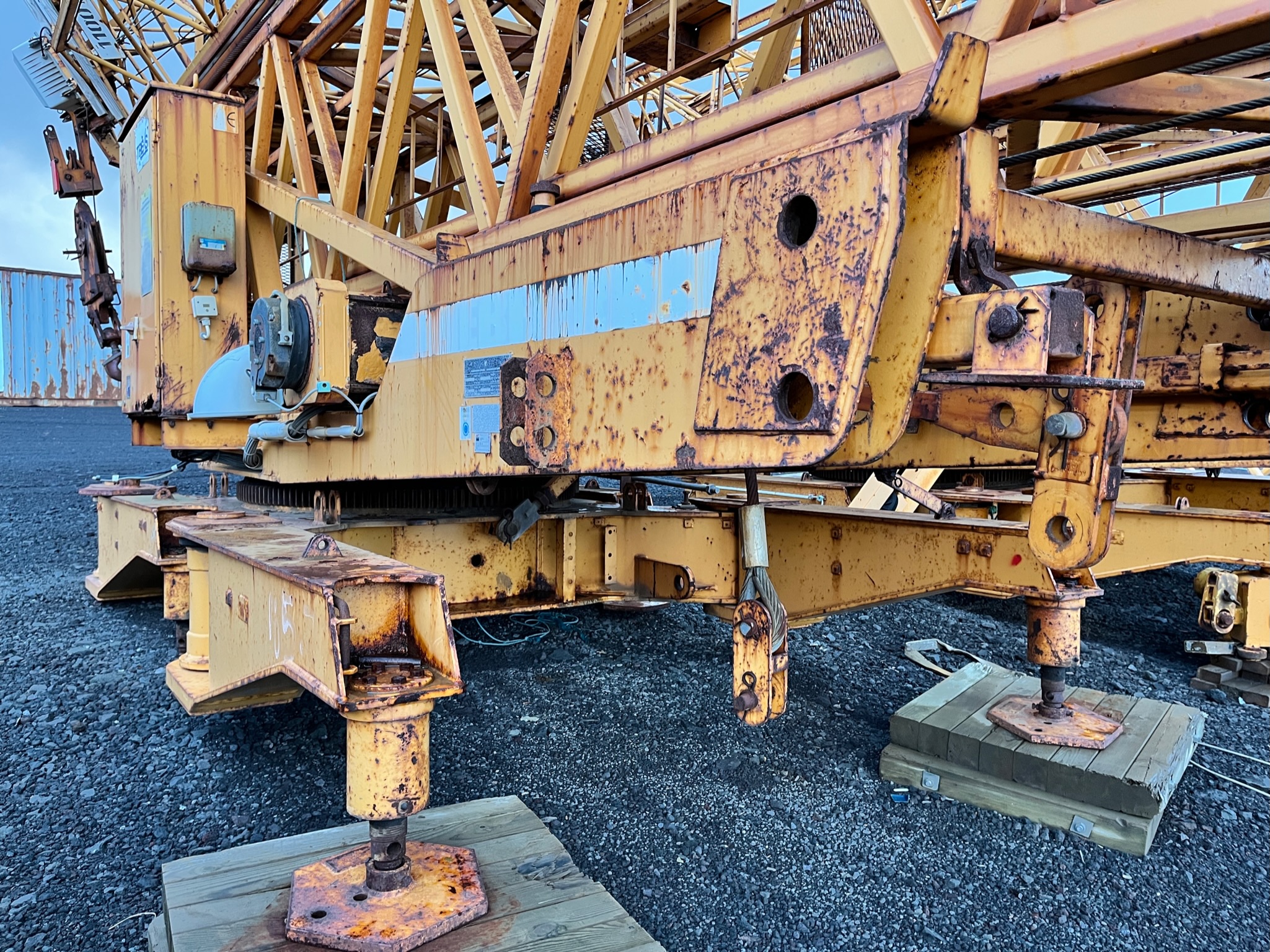 SELT / SOLD - Endurnýtt Liebherr byggingakrani 63K - AB 0234 7