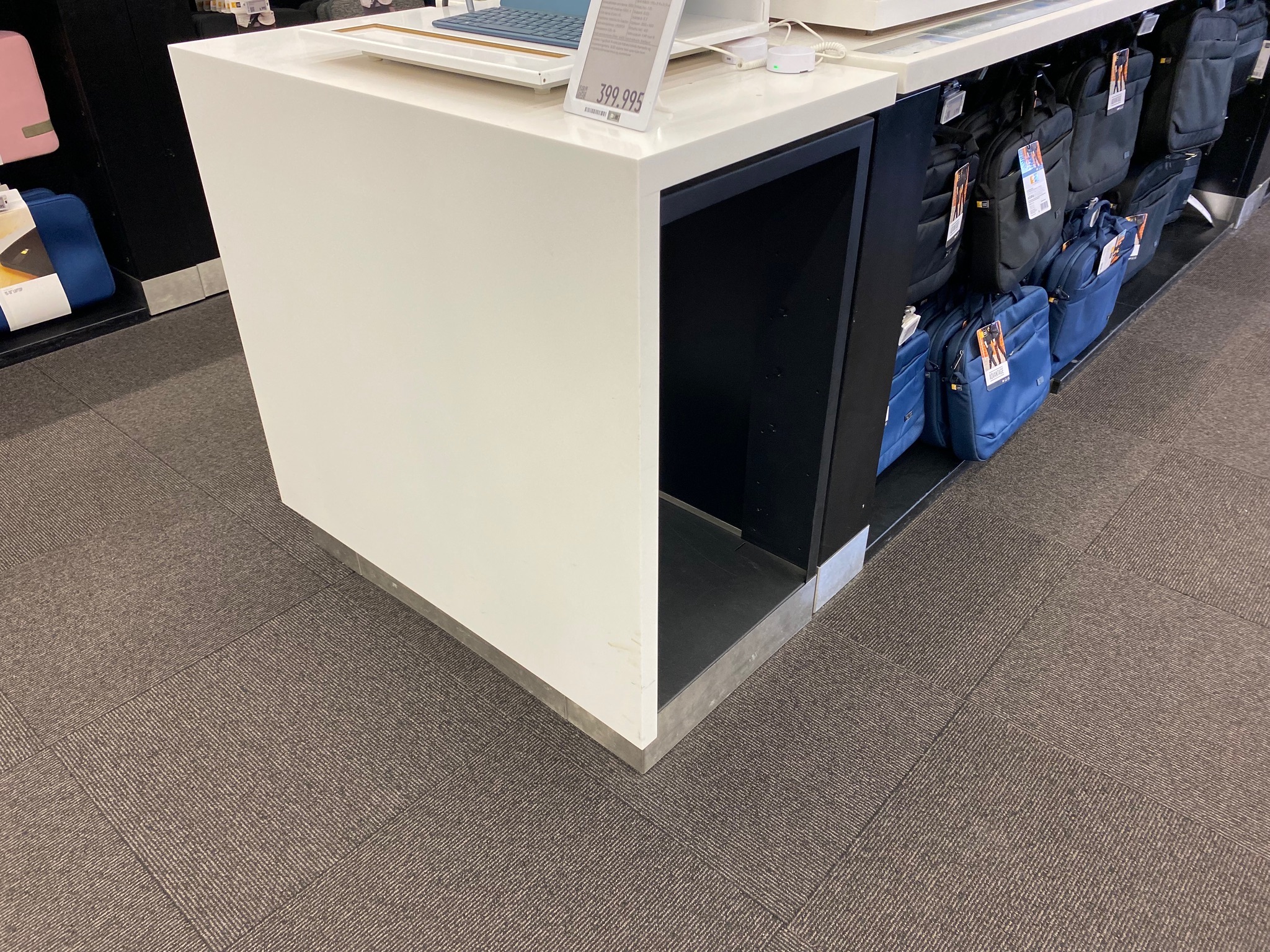 SELT / SOLD Sýningarborð hvítt B40 x D90 x H92 sm. (6 stk.)