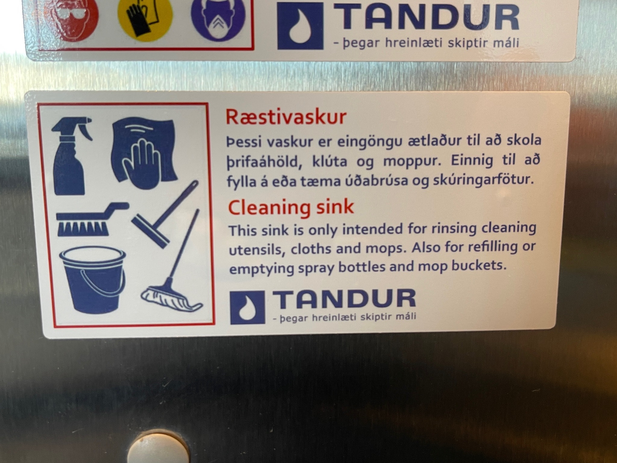 SELT / SOLD Nýlegur ræstiskápur 202 sm. - vaskur, hillur, hankar - Tandur 13