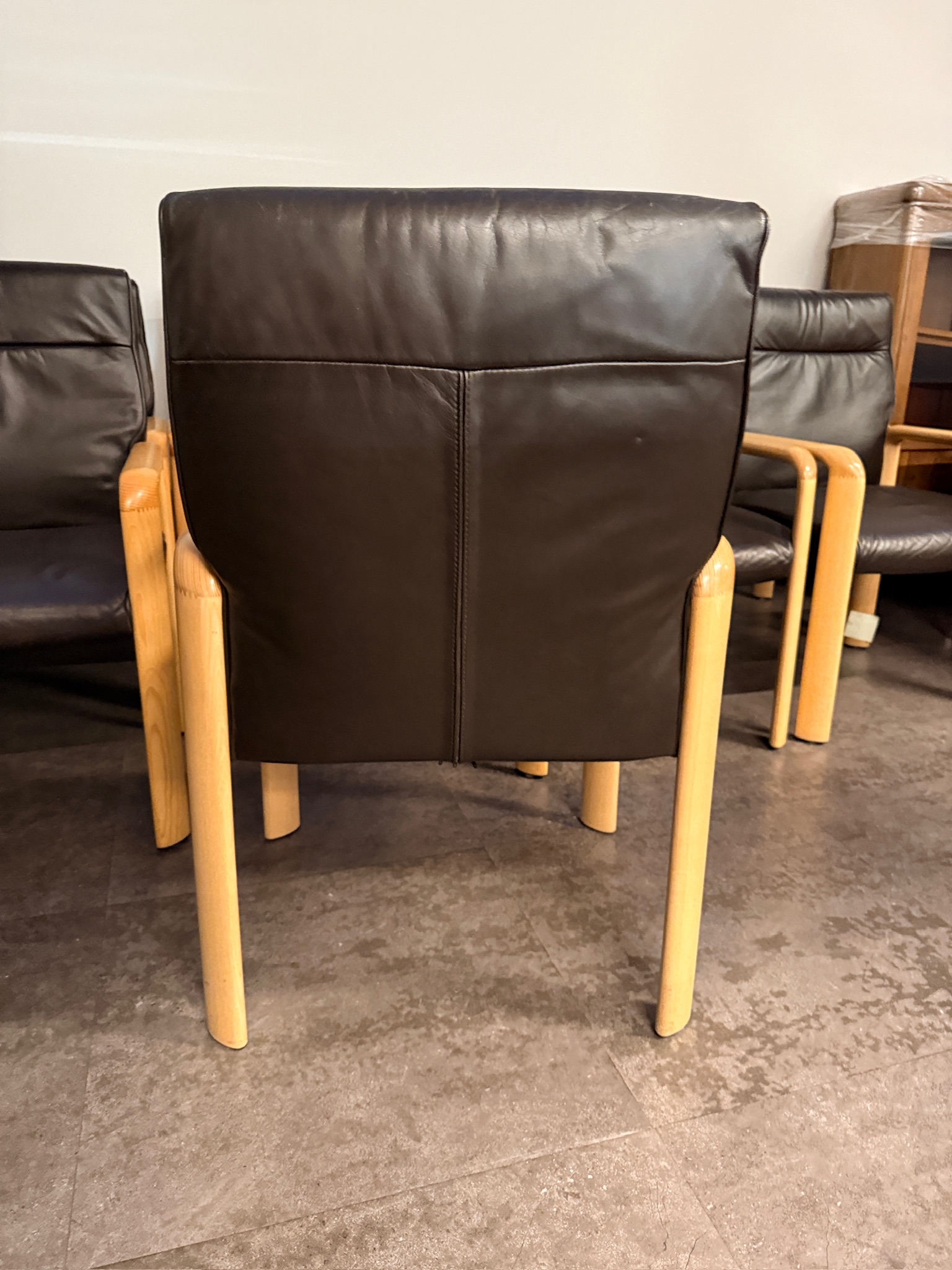 SELT / SOLD Viðarstóll með leður áklæði (12 stk.) 3