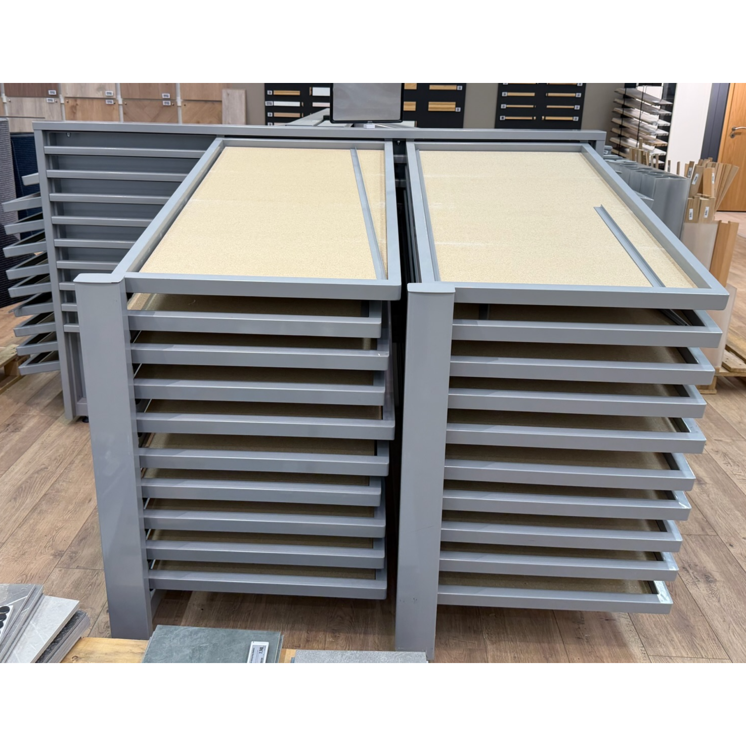 SELT / SOLD Sýningarstandur / geymsluhillur, B145 xD68 x H128 sm. 3