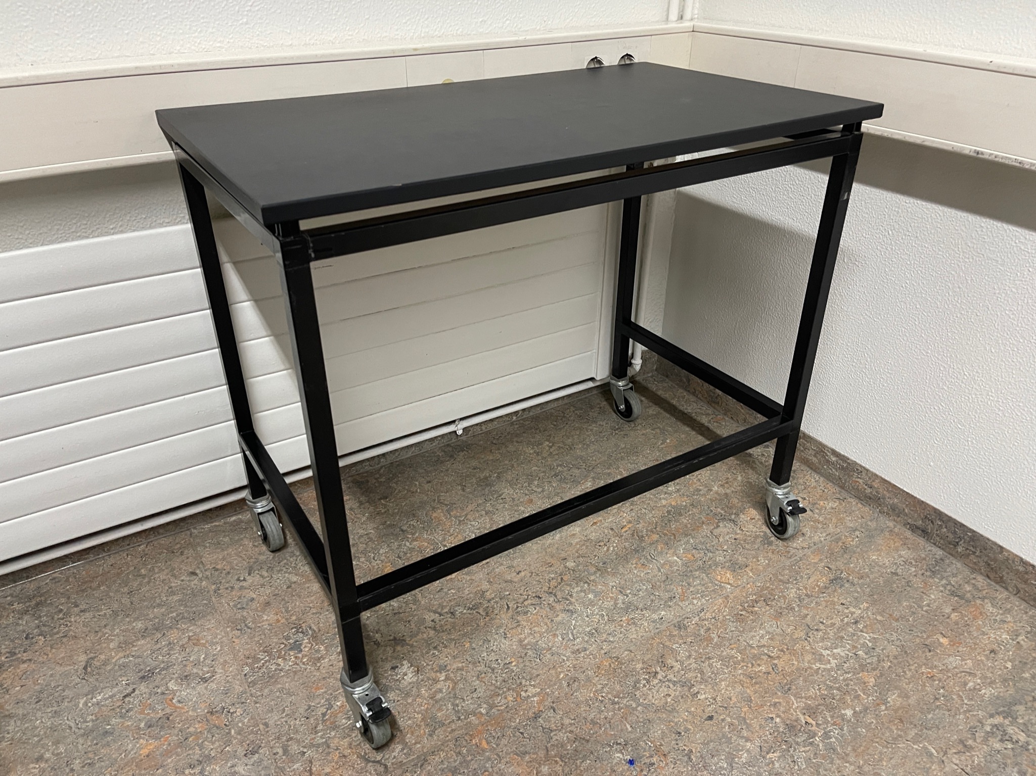 SELT / SOLD Hjólaborð svart
