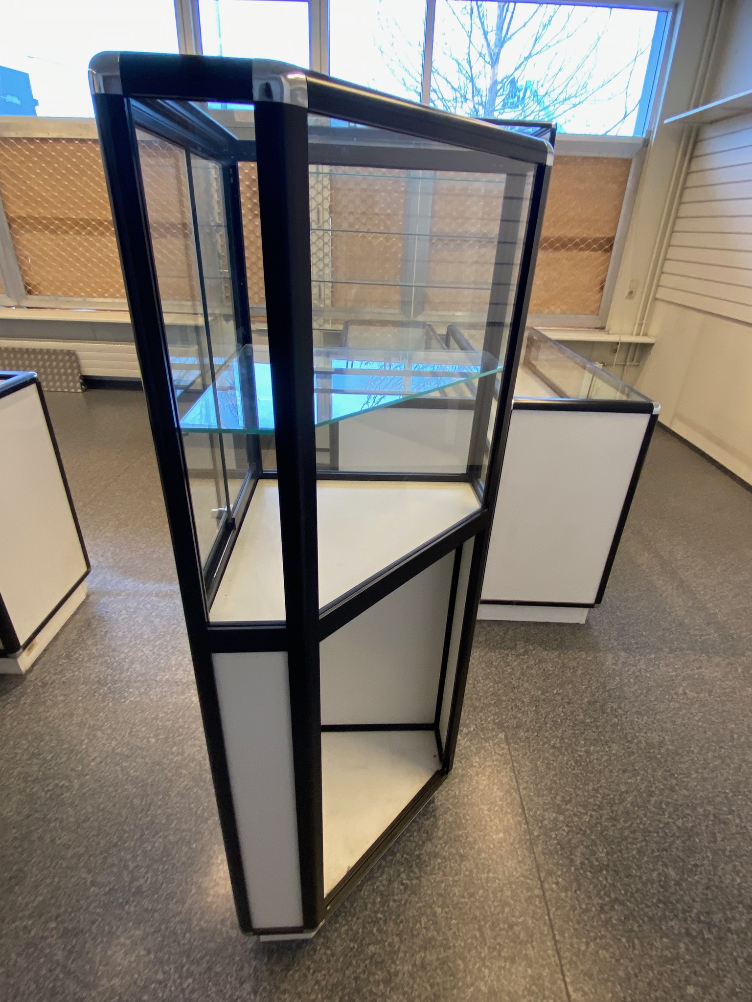 SELT / SOLD Glerskápur þríhyrntur H150 x L50 x D50 sm - 2 stk til. 2