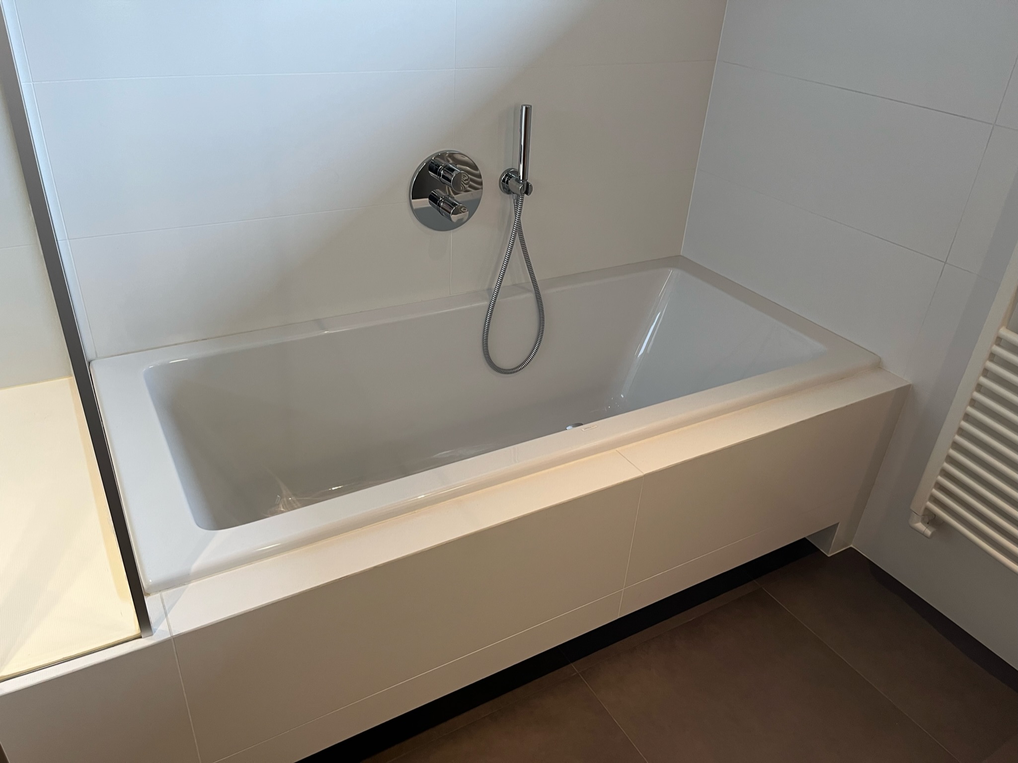 Selt - sold Geggjað baðkar með led lýsingu - Grohe blöndunartæki 6