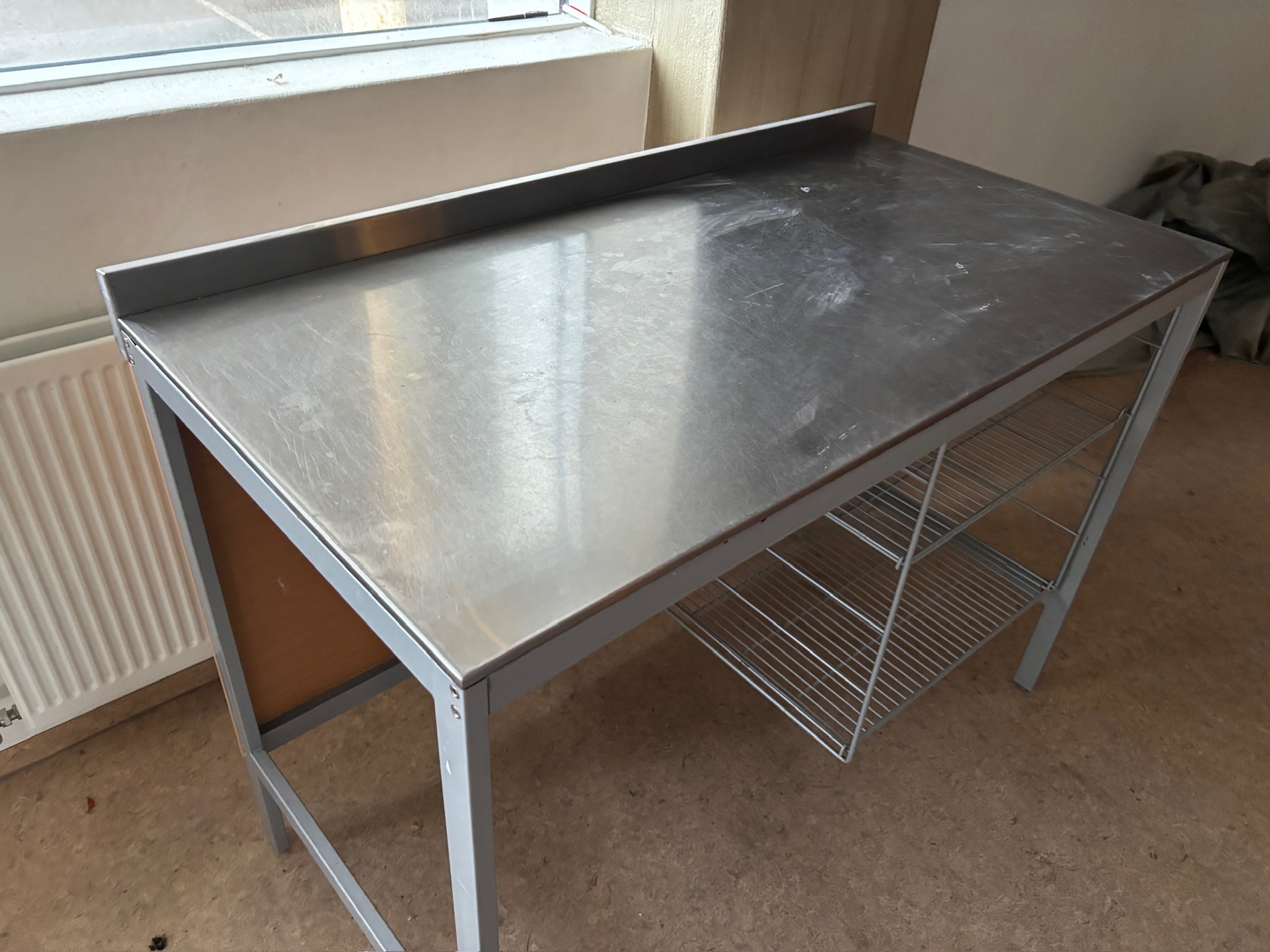 SELT / SOLD Stálborð með kant, L126 x B62 x H91 sm. 3